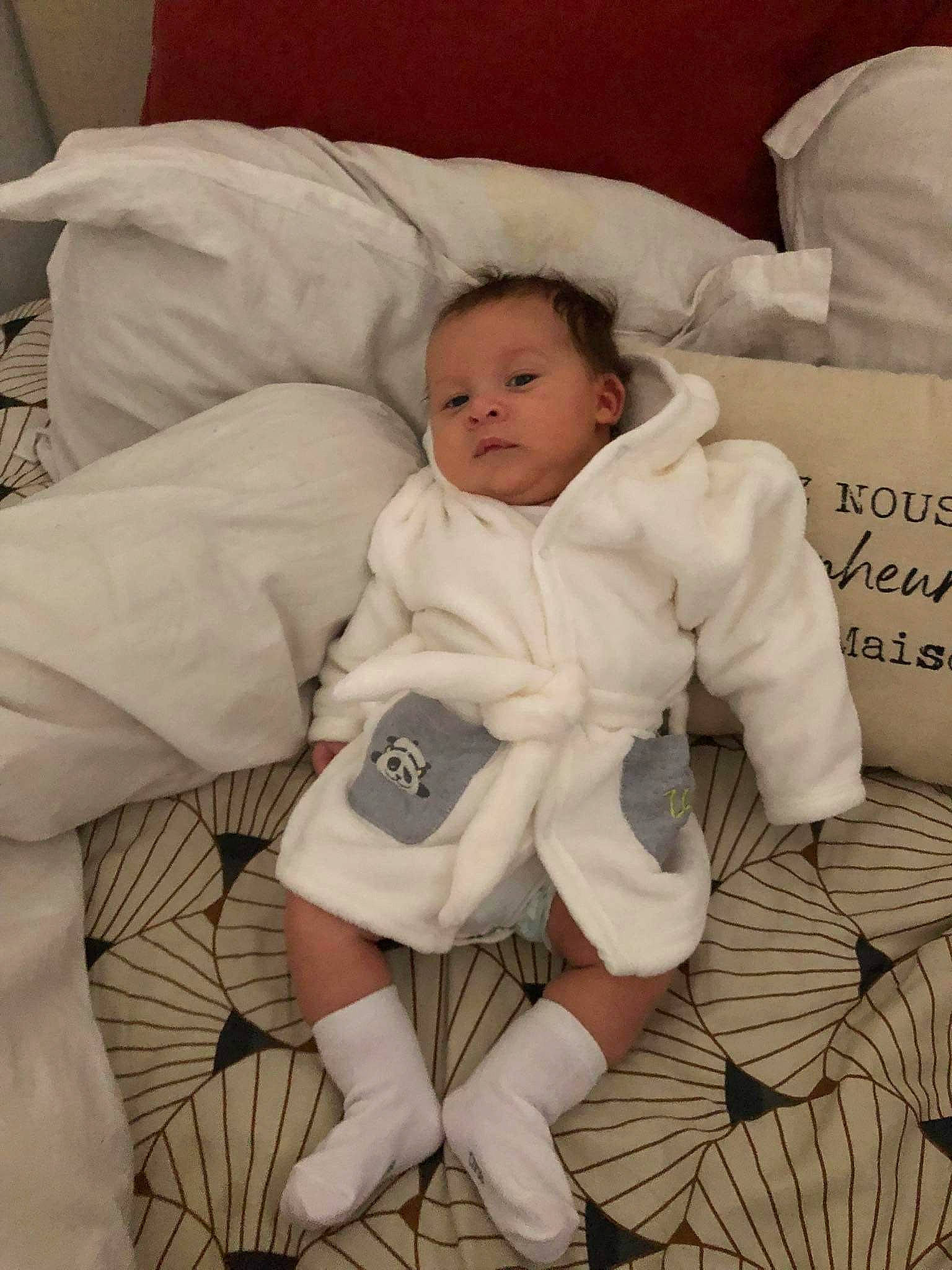 Millan a rejoint le concours — aidez-le/la à gagner de superbes lots ! baby, baby_products, baby_safety, baby_sleeping, baby_toddler_clothing, bedtime, child, comfort, couch, foot, knee, lap, linens, nap, person, room, sitting, sleep, sock, thigh