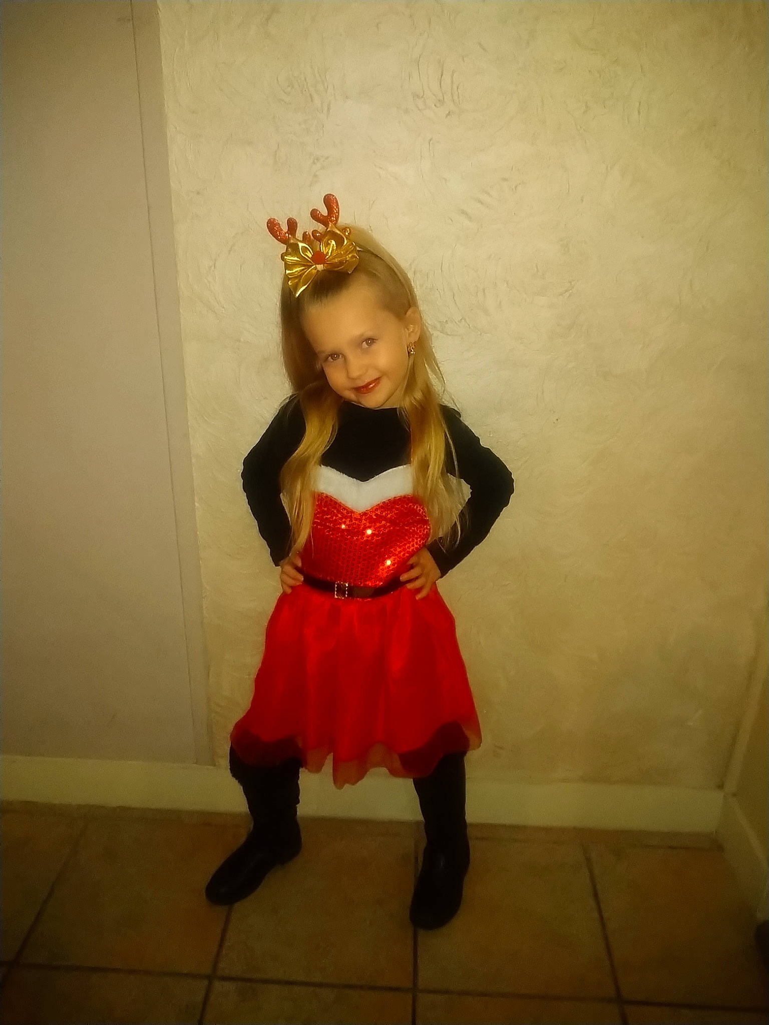 Lucie participe au concours pour gagner de l'argent avec cette photo : blond, brown_hair, costume, costume_design, day_dress, dress, eye, fashion_accessory, fashion_design, flooring, fun, fur, happy, headgear, human_leg, joy, long_hair, person, sleeve, toddler