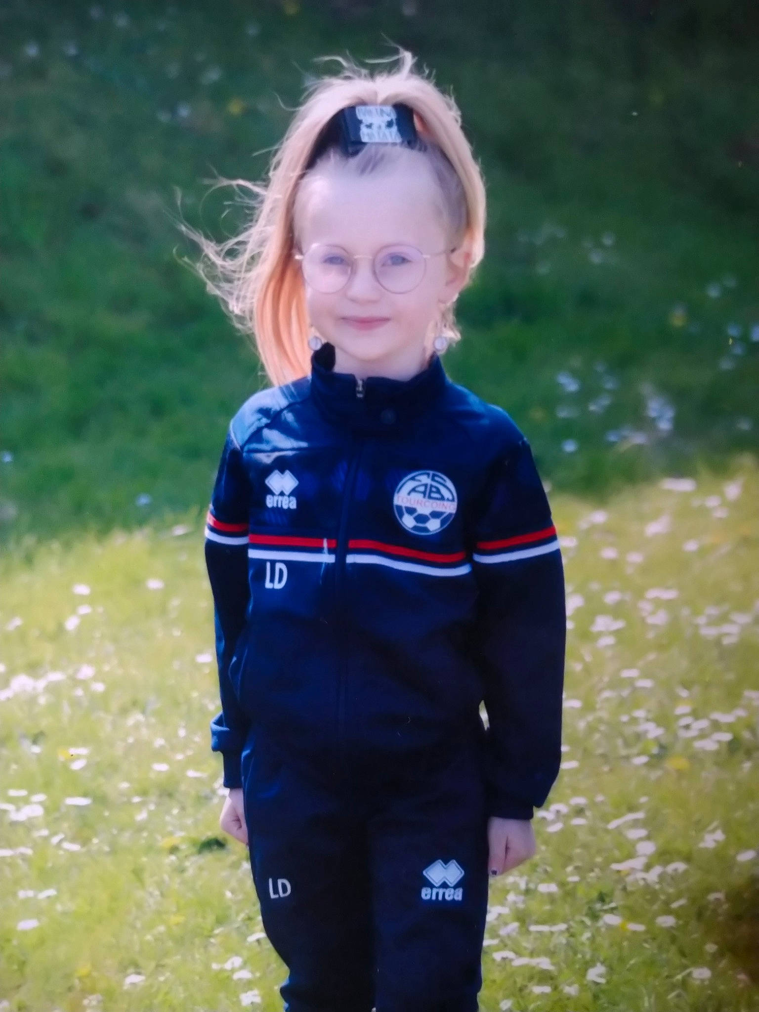 Lucie a rejoint le concours — aidez-le/la à gagner de superbes lots ! dry_suit, electric_blue, eye, face, goggles, grass, happy, head, jacket, joy, leisure, people_in_nature, person, personal_protective_equipment, recreation, sleeve, sports, sportswear, sunglasses, t_shirt