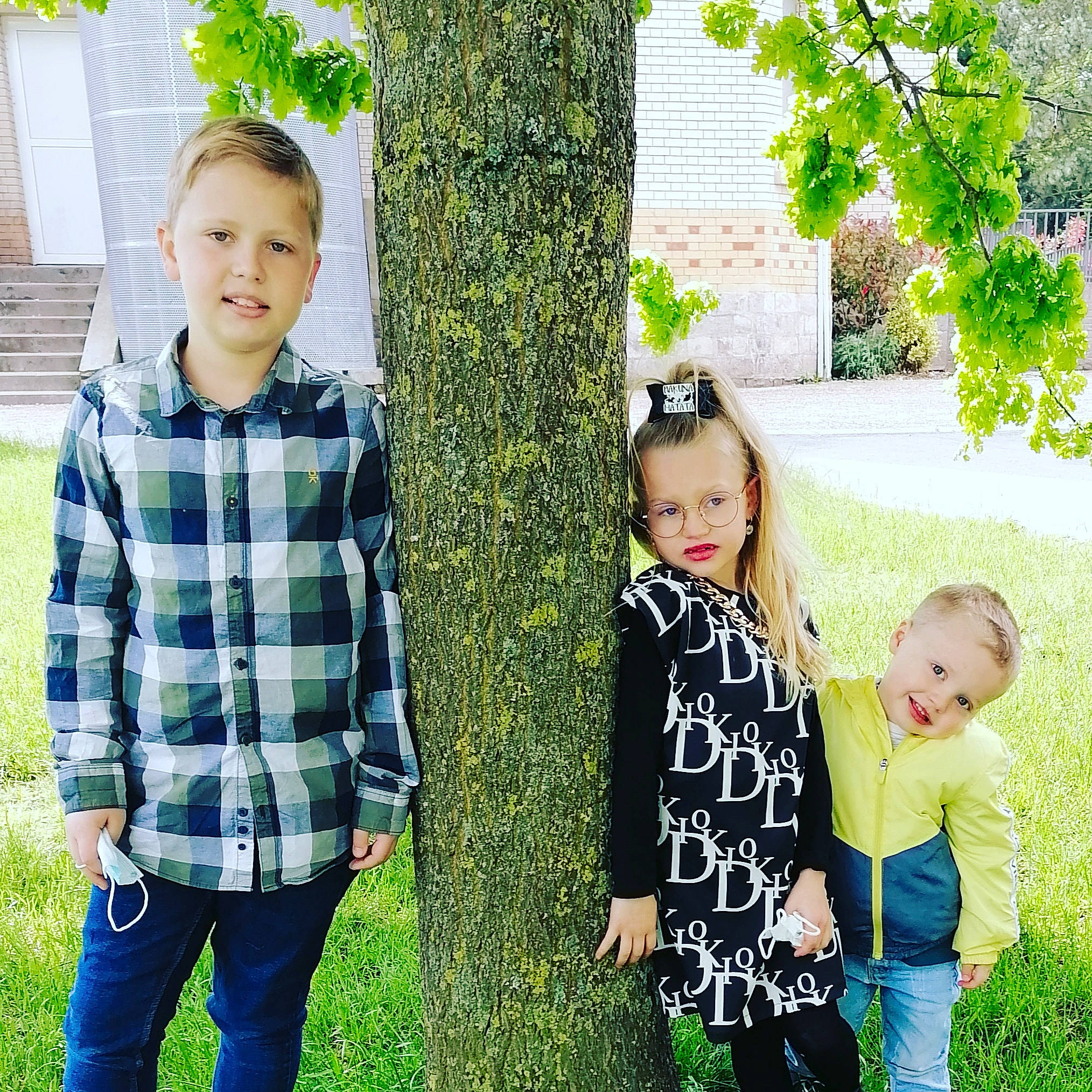 Lucie participe au concours pour gagner de l'argent avec cette photo : adaptation, clothing, gesture, grass, green, happy, interaction, jeans, joy, leaf, leisure, outerwear, people, people_in_nature, person, photograph, plant, sleeve, tartan, tree