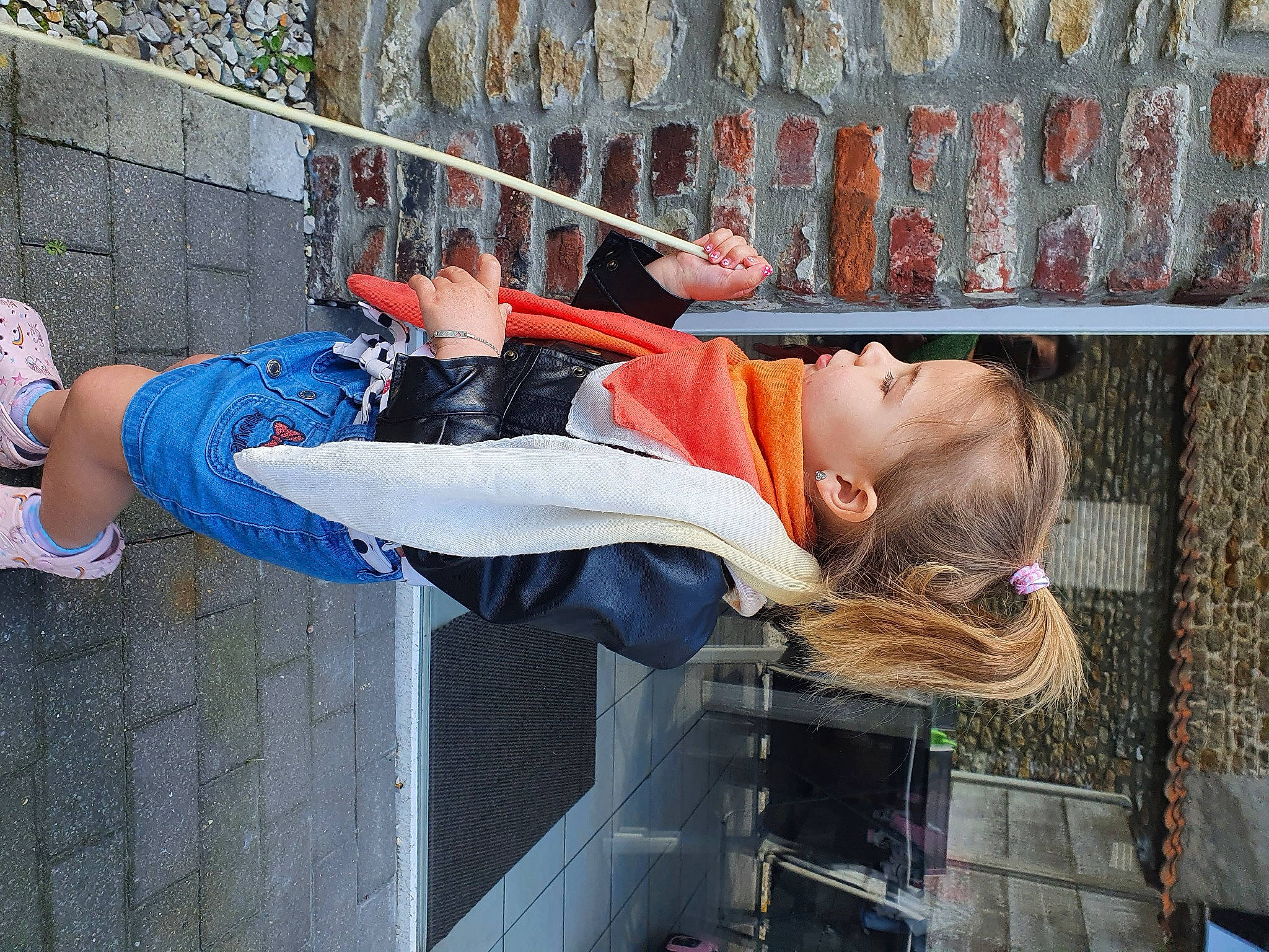 Mila participe au concours pour gagner de l'argent avec cette photo : clothing, composite_material, electric_blue, hat, leisure, person, street_fashion, t_shirt, toddler, walking_shoe