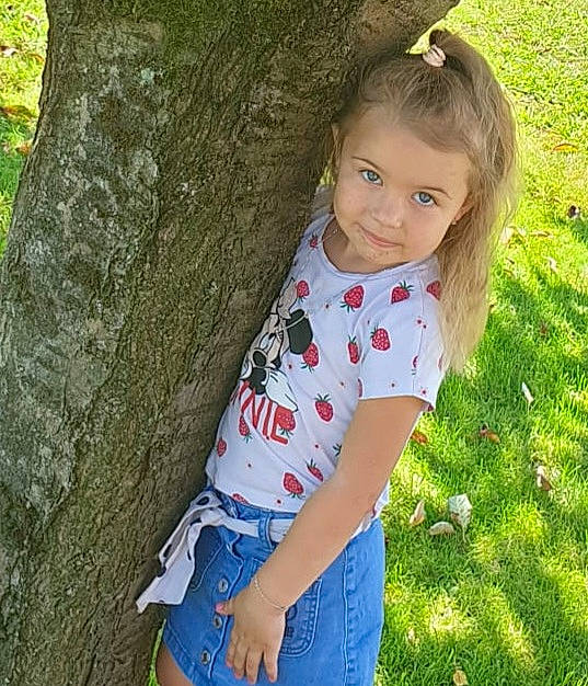 Mila a rejoint le concours — aidez-le/la à gagner de superbes lots ! arm, botany, eye, face, grass, green, hair, happy, head, leaf, leisure, people_in_nature, person, plant, smile, summer, tree, trunk, wood, woody_plant