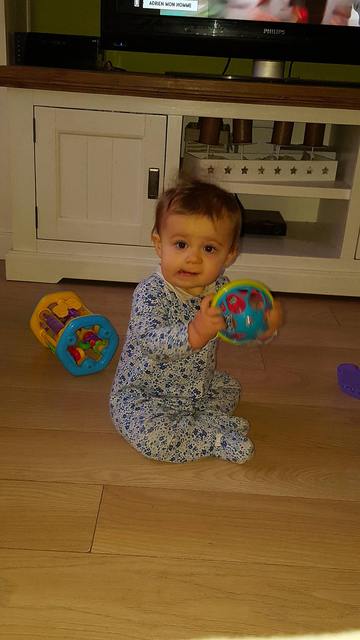 Maelys a rejoint le concours — aidez-le/la à gagner de superbes lots ! child, day, floor, flooring, fun, girl, infant, person, play, room, sitting, skin, standing, toddler, toy, wood