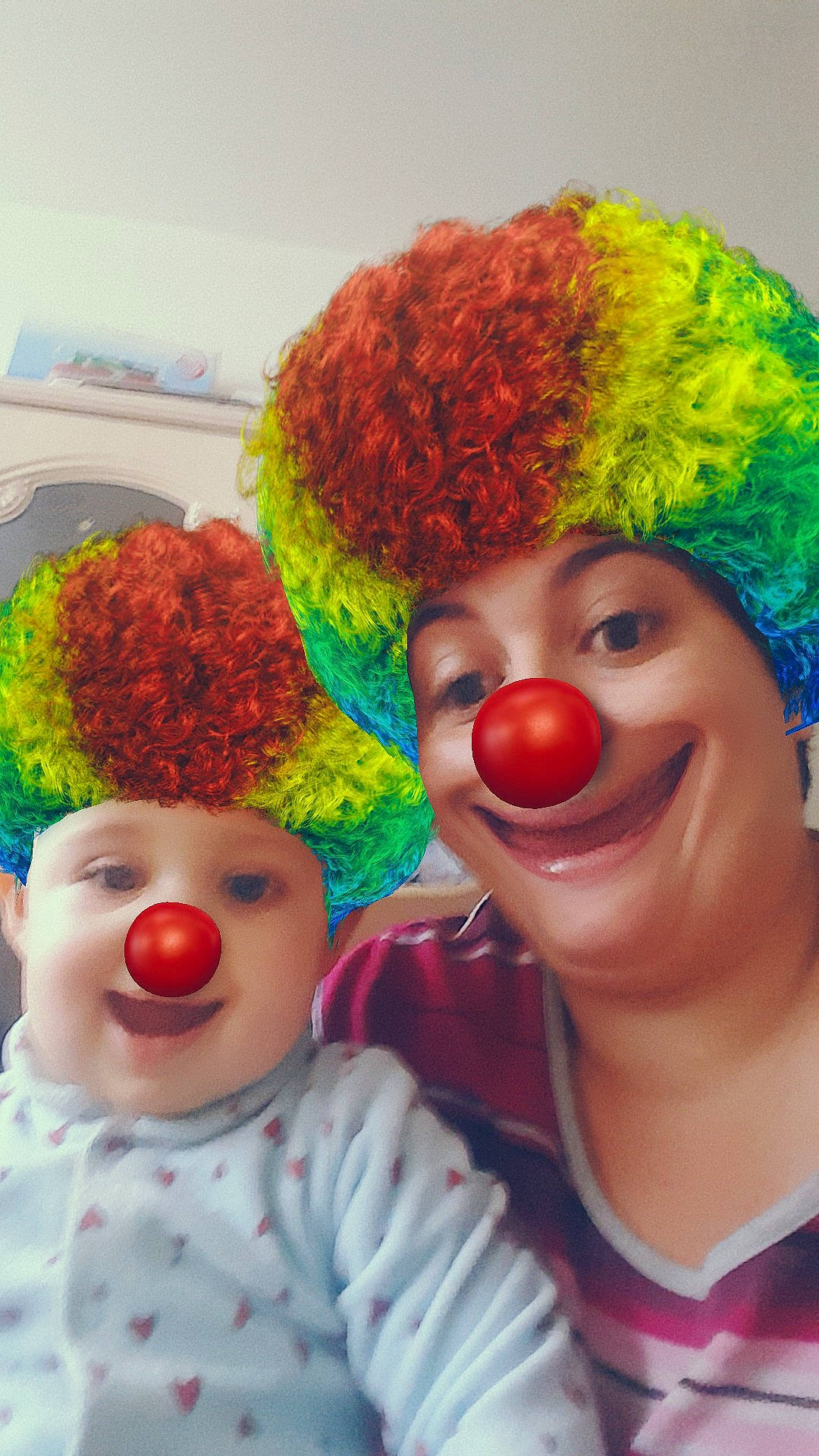 Maelys participe au concours pour gagner de l'argent avec cette photo : clown, fun, hair_coloring, nose, person, smile