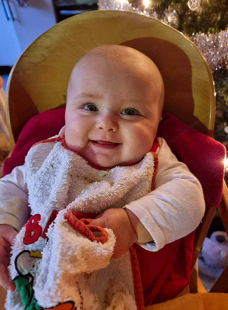 Jehanne a rejoint le concours — aidez-le/la à gagner de superbes lots ! baby, baby_toddler_clothing, chair, cheek, child, dress, event, eye, facial_expression, fun, happy, head, headgear, iris, joy, lip, person, pink, sitting, skin