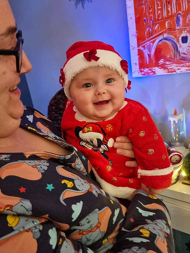 Jehanne a rejoint le concours — aidez-le/la à gagner de superbes lots ! baby, baby_toddler_clothing, baseball_cap, cap, carmine, child, event, eye, face, fun, happy, head, headwear, holiday, joy, organ, person, sitting, skin, sleeve