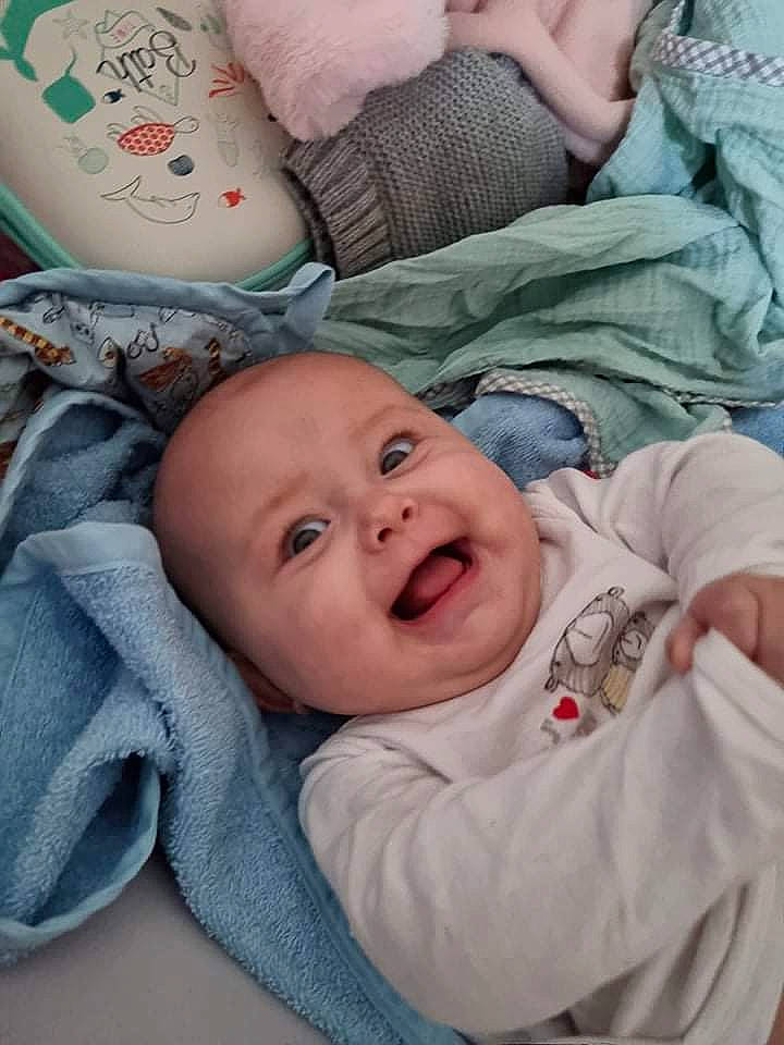 Jehanne participe au concours pour gagner de l'argent avec cette photo : baby, baby_products, baby_toddler_clothing, bedding, bedtime, carmine, cheek, child, comfort, happy, linens, mouth, person, room, sitting, skin, sleep, sleeve, smile, textile