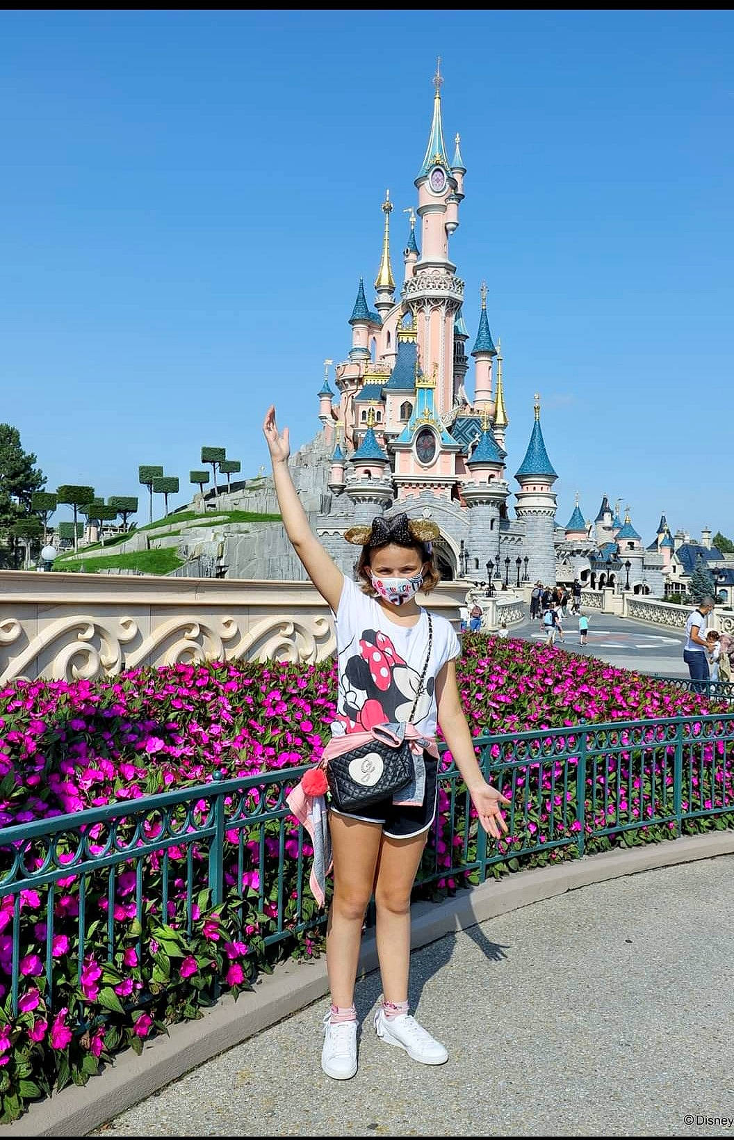 Maeva a rejoint le concours — aidez-le/la à gagner de superbes lots ! building, event, flower, fun, happy, human_leg, landmark, leisure, magenta, person, pink, plant, recreation, shorts, sky, smile, thigh, tourism, travel, tree