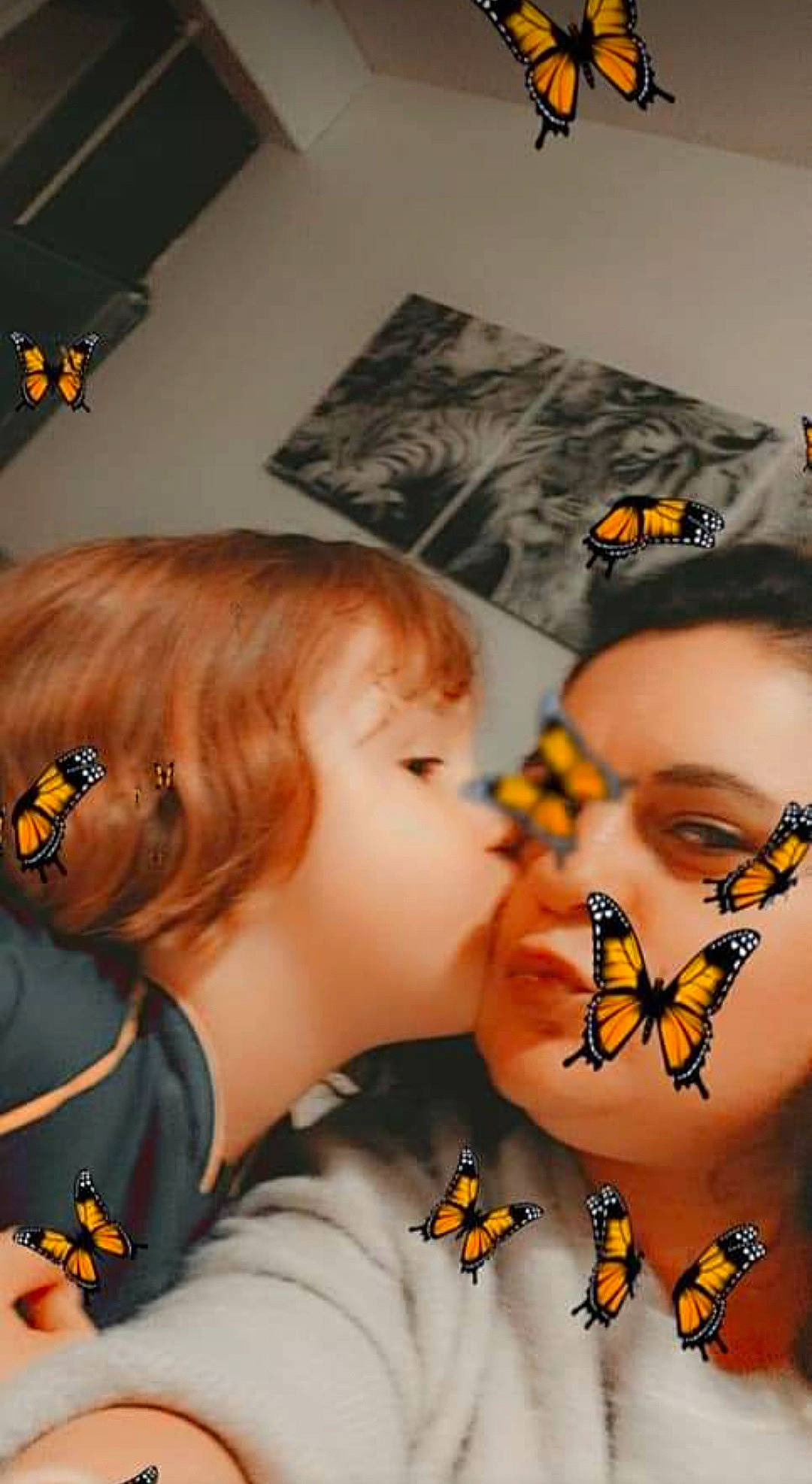 Lilou participe au concours pour gagner de l'argent avec cette photo : art, baby, butterfly, child, comfort_food, eyelash, eyewear, fun, happy, head, iris, jewellery, mouth, nail, orange, person, pollinator, room, t_shirt, toddler