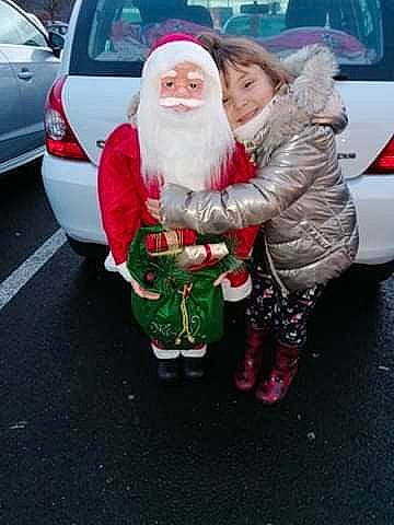 Lilou a rejoint le concours — aidez-le/la à gagner de superbes lots ! automotive_exterior, baby, beard, car, christmas, event, fictional_character, fun, happy, hat, holiday, jacket, joy, land_vehicle, lap, motor_vehicle, person, santa_claus, smile, tree