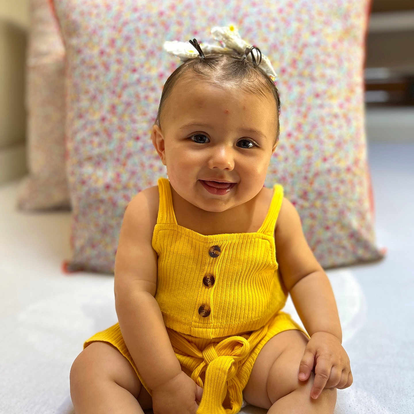 Maïllana a rejoint le concours — aidez-le/la à gagner de superbes lots ! baby, baby_girl, child, closeup, clothing, cute, face, fashion, footwear, happy, headband, indoor, infant, person, pillow, portrait, sitting, smiling, soft_lighting, yellow_outfit