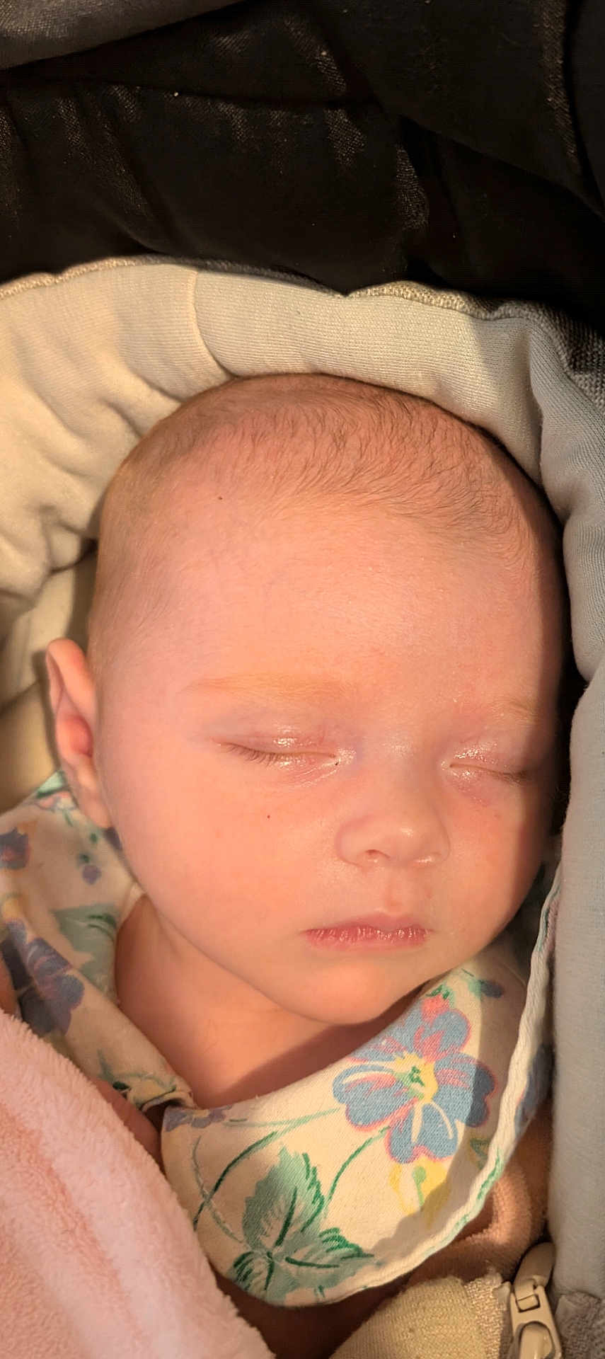 Gabrielle participe au concours pour gagner de l'argent avec cette photo : baby, sleeping, face, blanket, bib, soft, closeup, infant, peaceful, child, newborn, skin, head, clothing, portrait, cute, rest, indoor, babywear, young