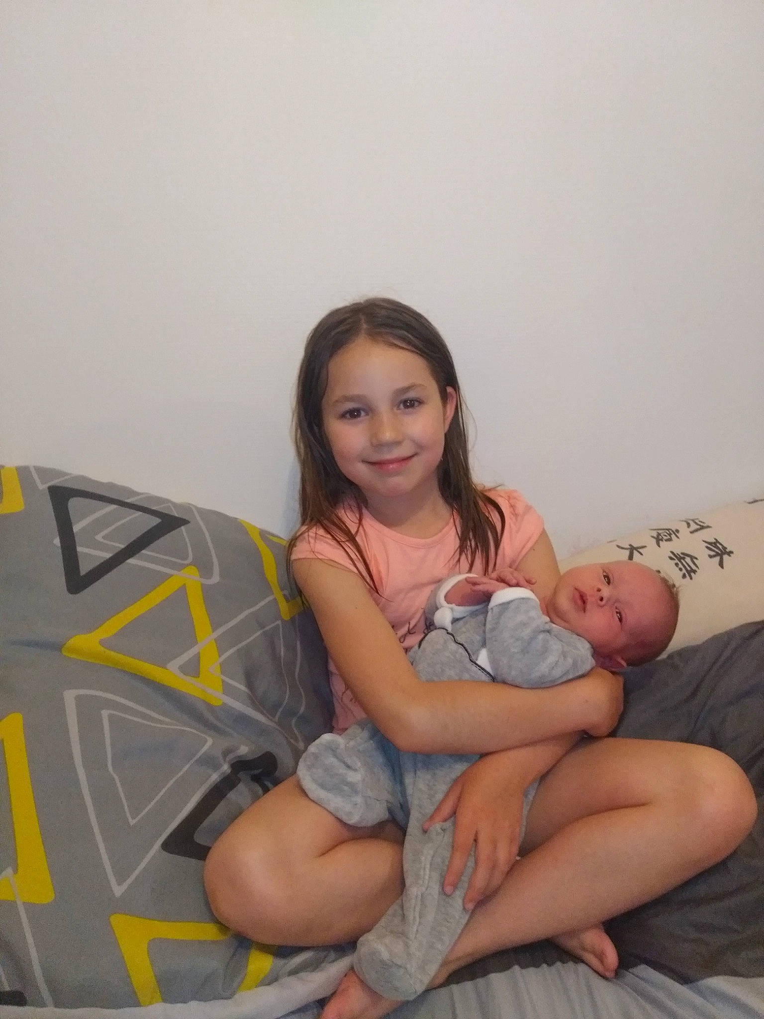 Tatiana participe au concours pour gagner de l'argent avec cette photo : barefoot, child, human_leg, joy, leg, person, sitting, sole, thigh