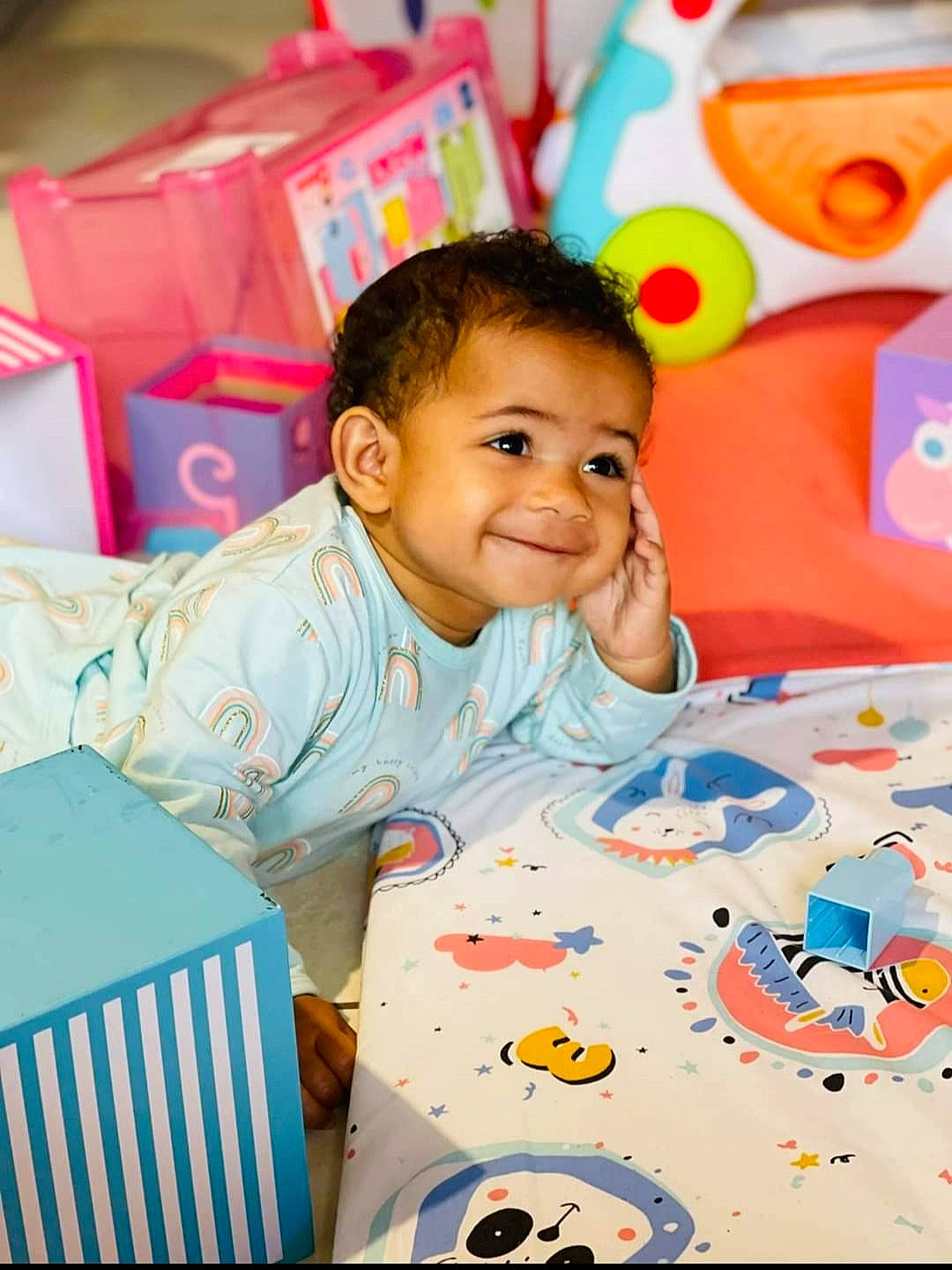 Alyzia participe au concours pour gagner de l'argent avec cette photo : baby, baby_toddler_clothing, chair, child, event, facial_expression, fun, happy, joy, leisure, orange, party, people, person, play, product, sitting, smile, t_shirt, toddler