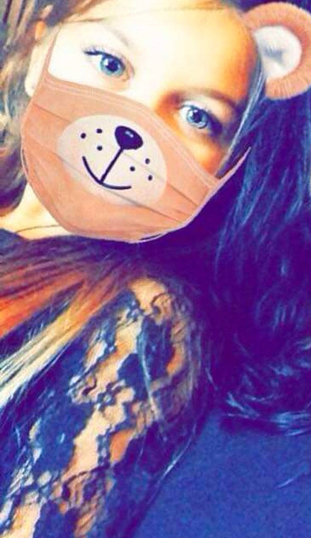 Carla a rejoint le concours — aidez-le/la à gagner de superbes lots ! art, brown_hair, cheek, eye, eyebrow, face, girl, hair_coloring, head, human_hair_color, illustration, long_hair, mouth, nose, person, purple, selfie, smile