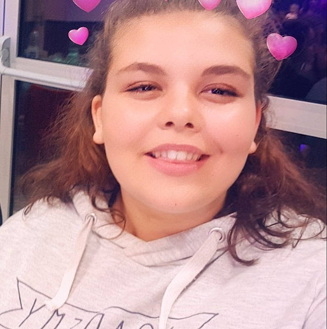 Melinda participe au concours pour gagner de l'argent avec cette photo : beauty, cheek, chin, ear, eye, eyebrow, eyelash, face, forehead, girl, hairstyle, head, jaw, joy, lip, long_hair, nose, person, product, selfie