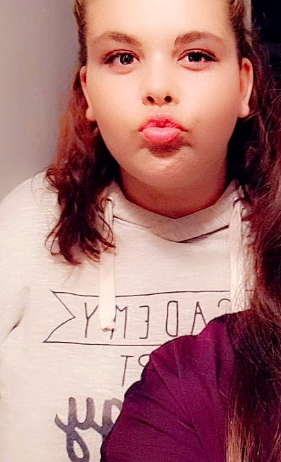 Melinda participe au concours pour gagner de l'argent avec cette photo : brown_hair, cheek, chin, ear, eyebrow, eyelash, forehead, girl, hair_coloring, hairstyle, human_hair_color, jaw, lip, long_hair, neck, person, selfie, shoulder