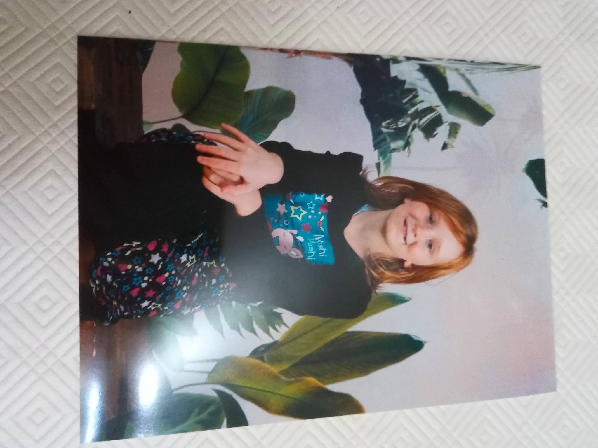 Sharon a rejoint le concours — aidez-le/la à gagner de superbes lots ! art, display_device, fish, floral_design, font, gesture, graphics, happy, joy, linens, paper, pattern, person, photographic_paper, plant, rectangle, room, sleeve, smile, t_shirt