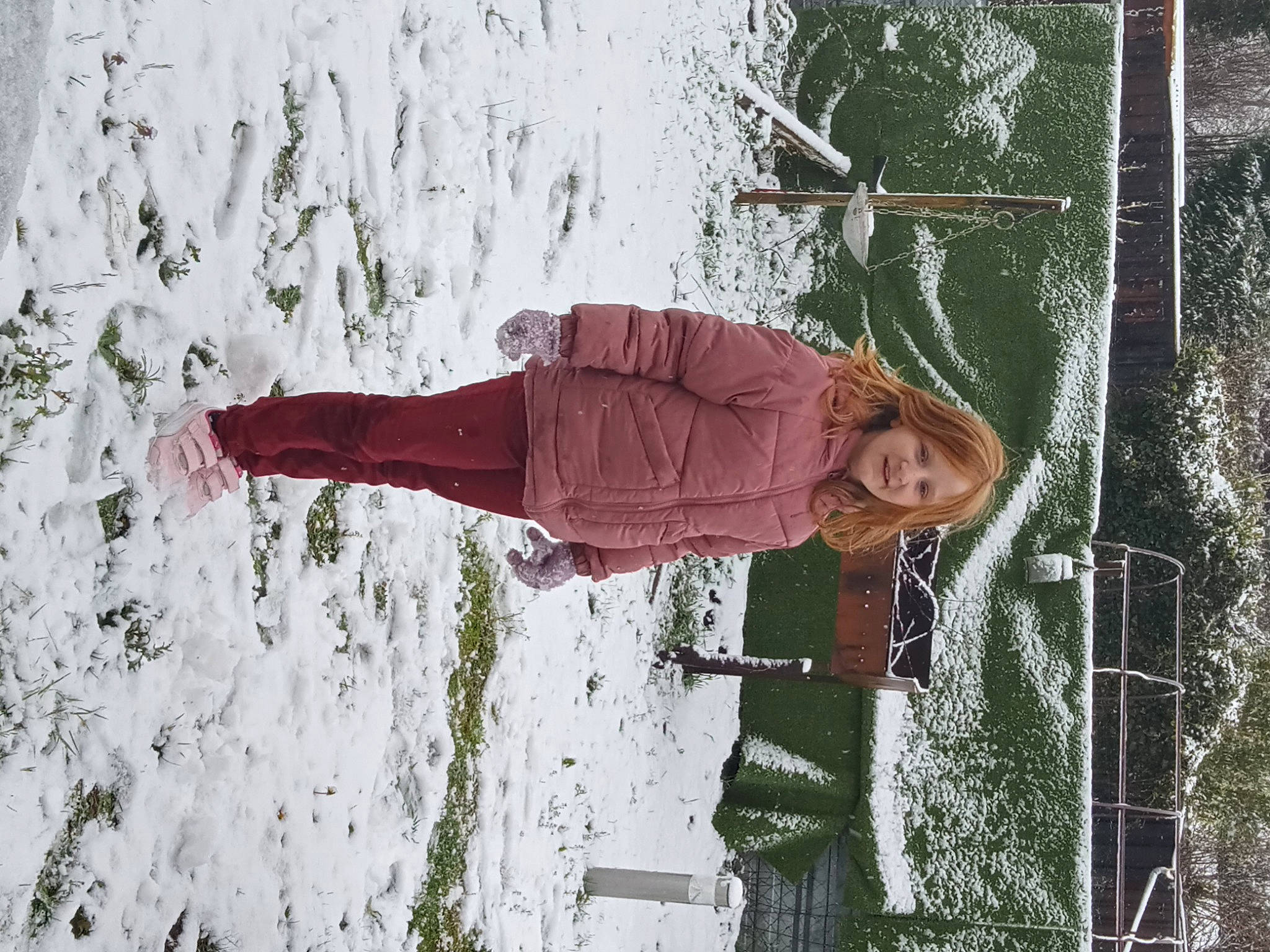 Sharon a rejoint le concours — aidez-le/la à gagner de superbes lots ! branch, event, freezing, frost, fun, fur, grass, joy, person, plant, precipitation, slope, smile, snow, tree, twig, water, window, winter, winter_storm