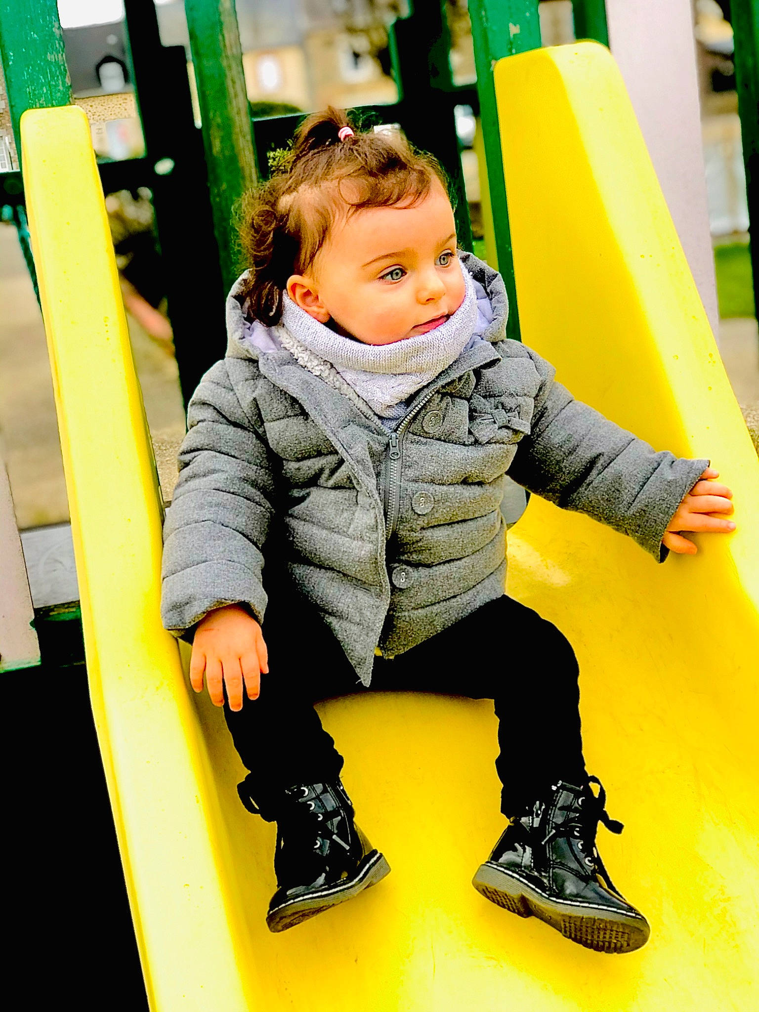 Alyx a rejoint le concours — aidez-le/la à gagner de superbes lots ! baby_toddler_clothing, child, chute, city, fun, green, happy, human_leg, jacket, leisure, outdoor_play_equipment, person, play, playground, recreation, sitting, sleeve, snapshot, standing, toddler
