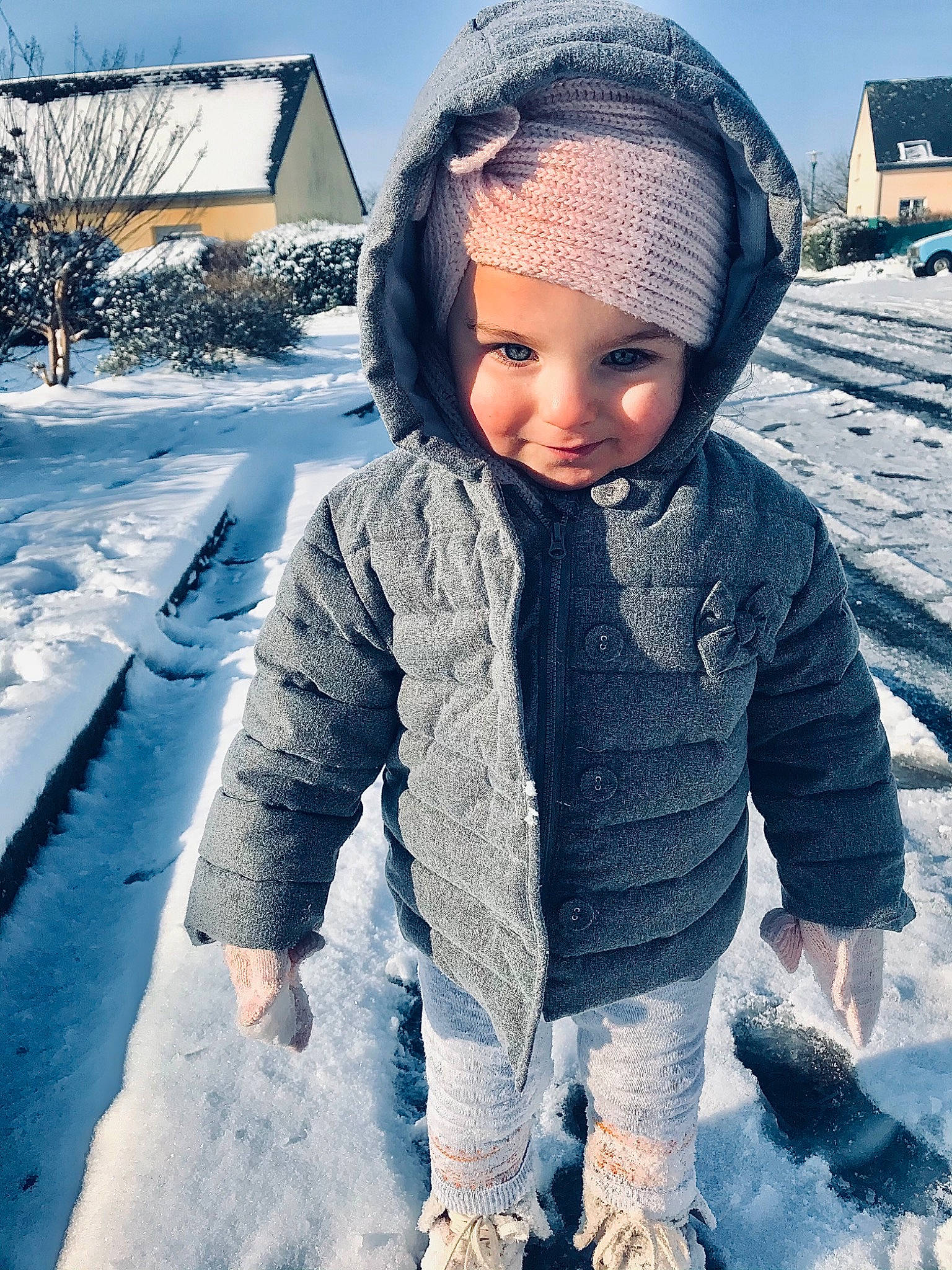 Alyx a rejoint le concours — aidez-le/la à gagner de superbes lots ! blue, cap, cloud, cool, freezing, fun, happy, head, headgear, headwear, house, jacket, joy, morning, outerwear, person, sky, smile, snow, street_fashion