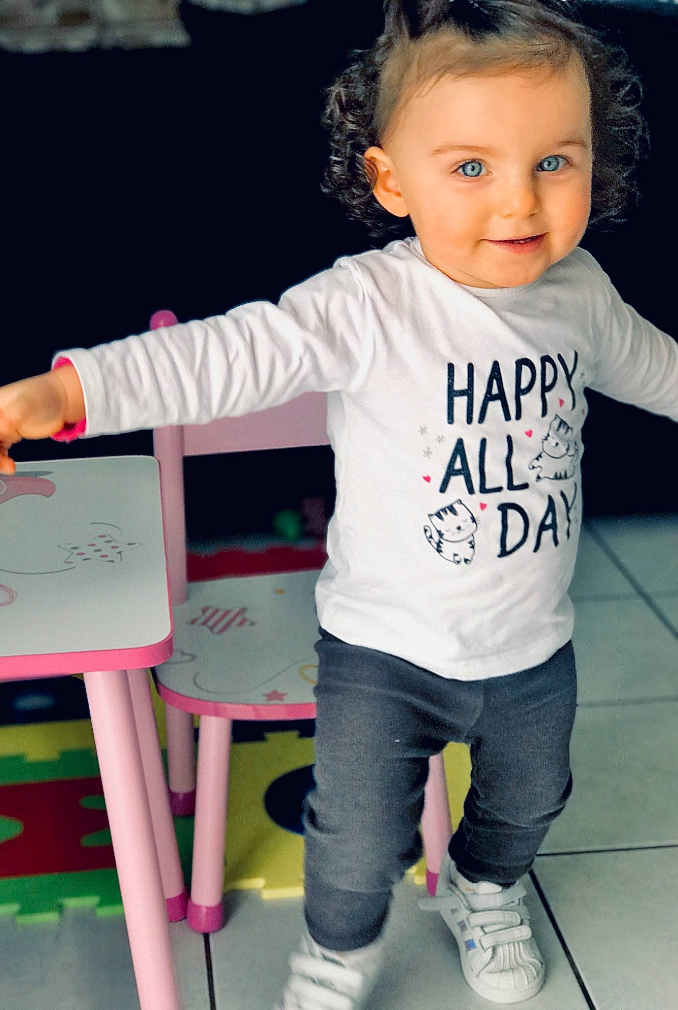 Alyx a rejoint le concours — aidez-le/la à gagner de superbes lots ! baby_toddler_clothing, black, child, fashion, fun, gesture, happy, joint, joy, mammal, organ, person, photograph, pink, product, sleeve, smile, standing, t_shirt, toddler