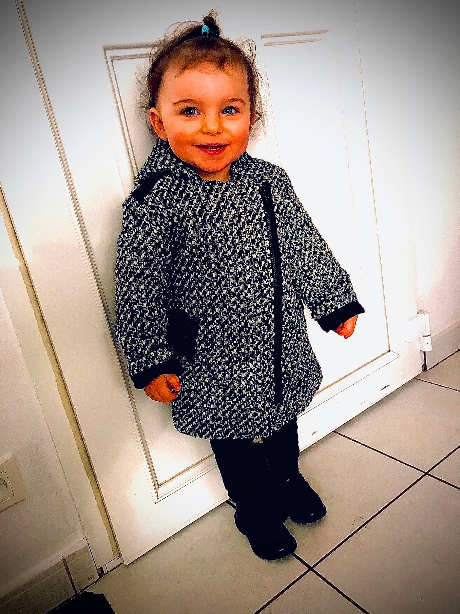 Alyx a rejoint le concours — aidez-le/la à gagner de superbes lots ! arm, denim, electric_blue, fashion_accessory, fashion_design, flash_photography, flooring, fun, happy, human_leg, joy, knee, pattern, person, sleeve, smile, standing, street_fashion, thigh, tints_and_shades