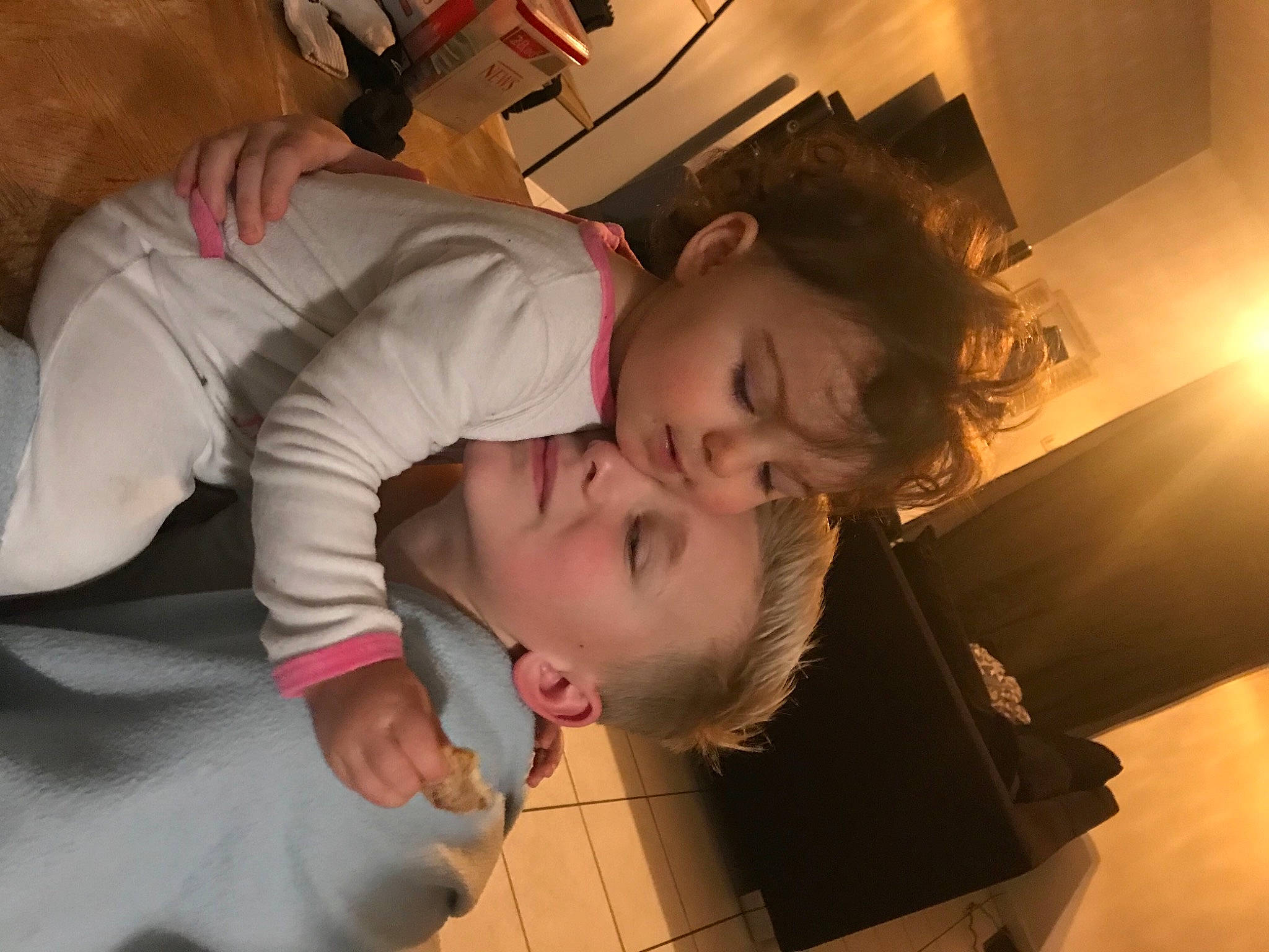 Alyx a rejoint le concours — aidez-le/la à gagner de superbes lots ! cheek, child, comfort, ear, elbow, eyebrow, eyelash, flooring, forehead, fun, gesture, hairstyle, happy, human_body, mouth, neck, nose, person, room, toddler