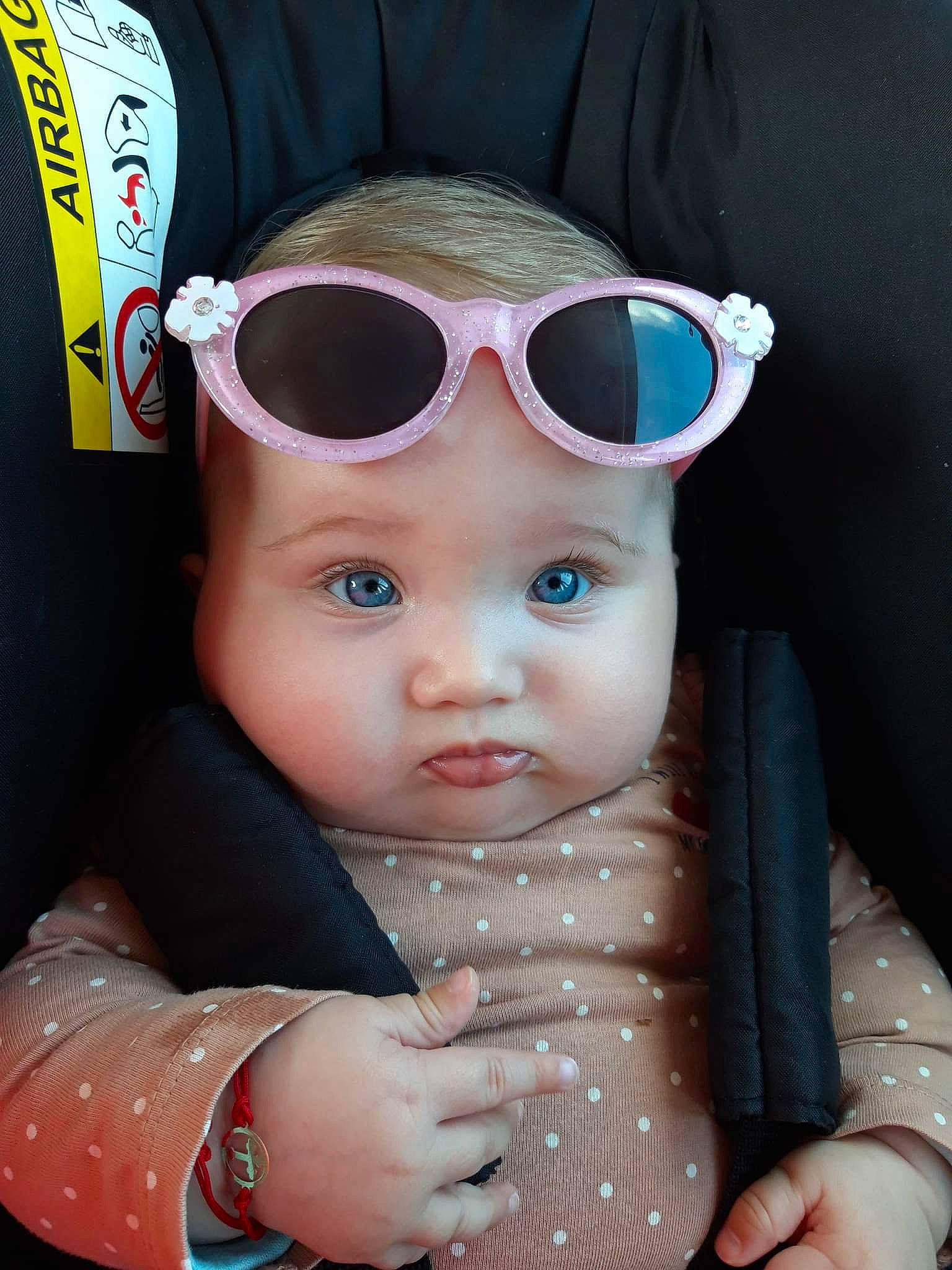 Gabriela Daria participe au concours pour gagner de l'argent avec cette photo : baby_toddler_clothing, cheek, chin, eye, eye_glass_accessory, eyebrow, eyelash, eyewear, finger, glasses, goggles, head, headwear, iris, lip, mouth, nose, person, pink, skin