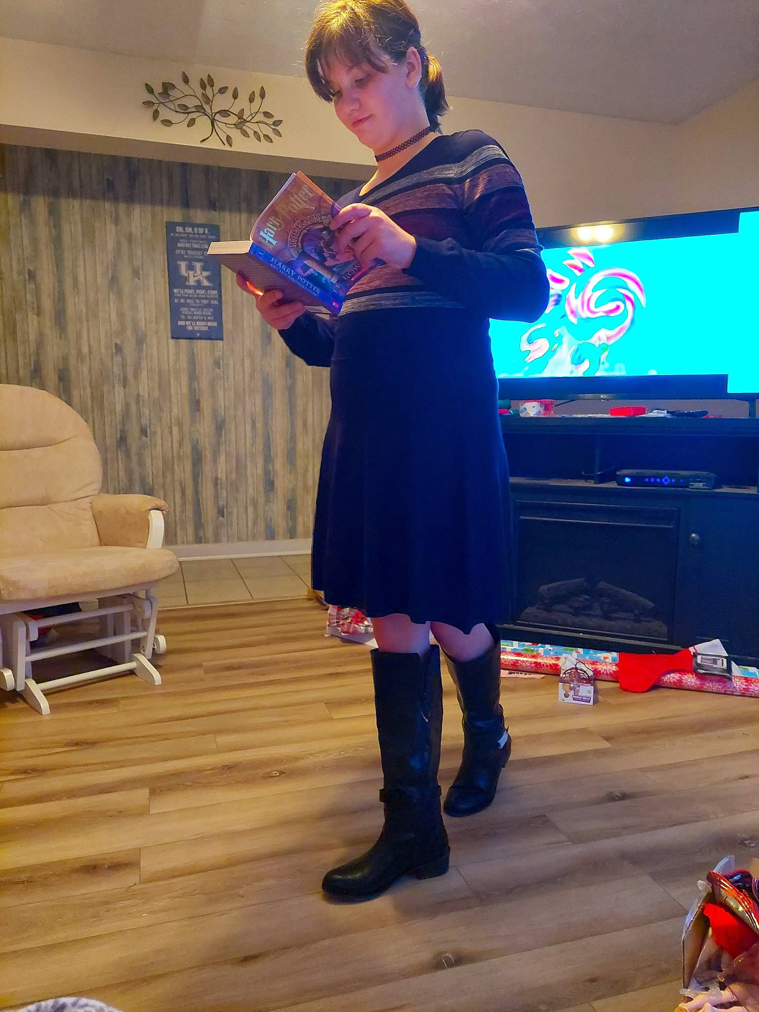 Lillian is registered to the contest to win money with this photo: blue, boot, costume, electric_blue, entertainment, event, fashion, fashion_design, flooring, fun, hardwood, human_leg, knee, luggage_and_bags, performance, performing_arts, person, public_event, room, standing