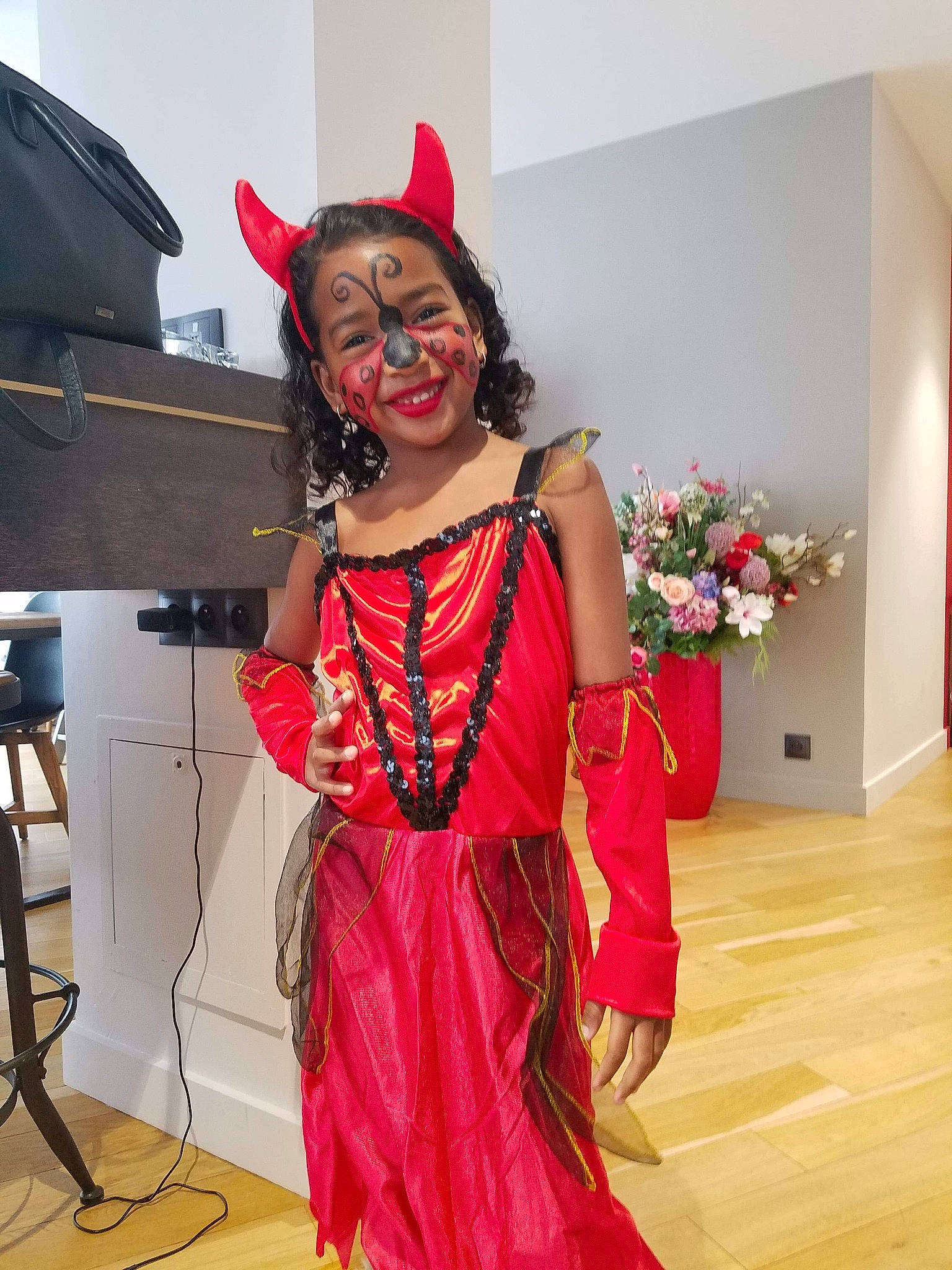 Johanna participe au concours pour gagner de l'argent avec cette photo : costume, dance, dress, event, fashion_design, fawn, joy, party, person, smile