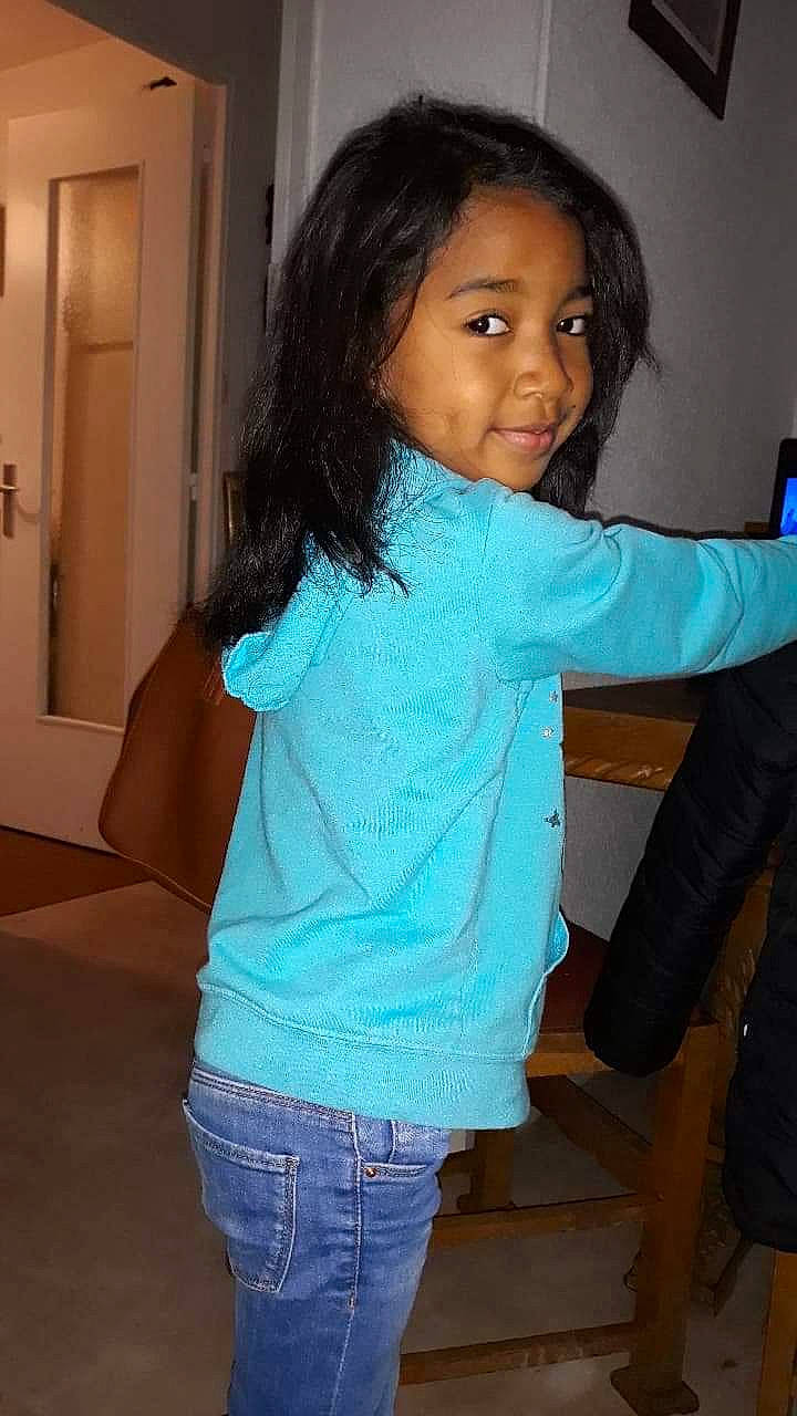 Johanna a rejoint le concours — aidez-le/la à gagner de superbes lots ! abdomen, arm, black_hair, joint, long_hair, outerwear, person, shoulder, standing, trunk, turquoise