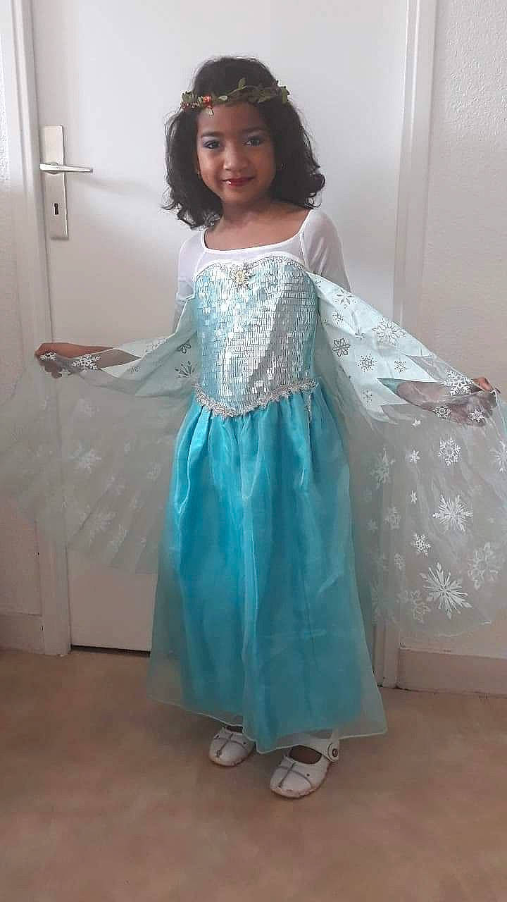 Johanna participe au concours pour gagner de l'argent avec cette photo : aqua, bridal_party_dress, child, clothing, costume, dress, fashion_design, formal_wear, gown, joy, lady, person, turquoise, white