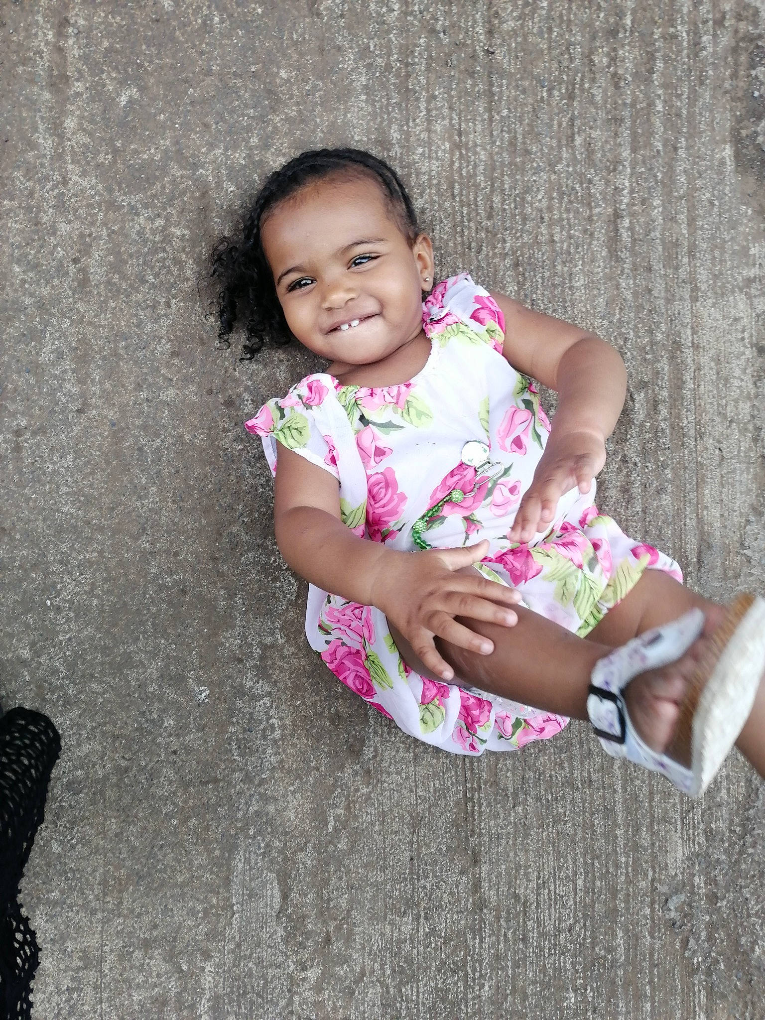 Soane participe au concours pour gagner de l'argent avec cette photo : baby_toddler_clothing, eye, face, facial_expression, flash_photography, hair, hairstyle, hand, happy, head, human_body, joy, mammal, person, pink, plant, skin, sleeve, smile, standing