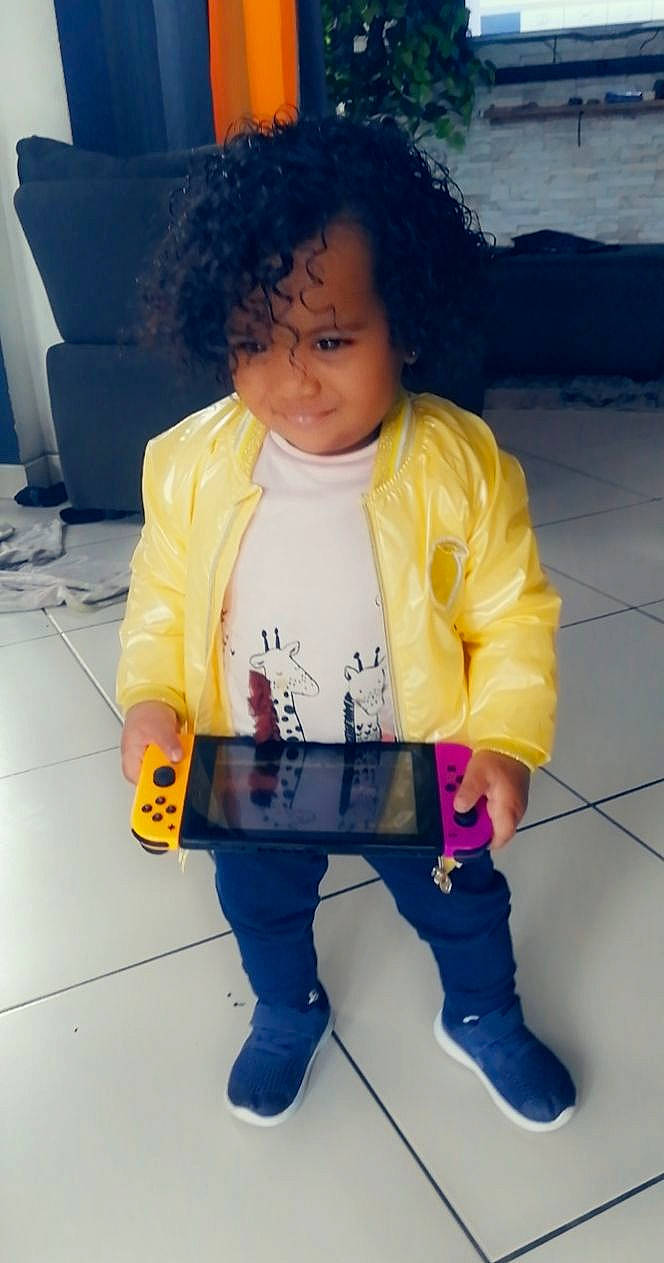 Soane a rejoint le concours — aidez-le/la à gagner de superbes lots ! arm, blue, clothing, cool, eye, face, finger, hair, hairstyle, happy, head, human_body, jacket, jheri_curl, nose, organ, person, skin, sleeve, standing