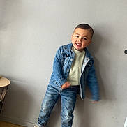 Noam a rejoint le concours — aidez-le/la à gagner de superbes lots ! child, toddler, denim_jacket, jeans, sneakers, smile, standing, indoor, wooden_floor, wall, table, playful, happy, casual_clothing, portrait, person, fashion, cute, young, light