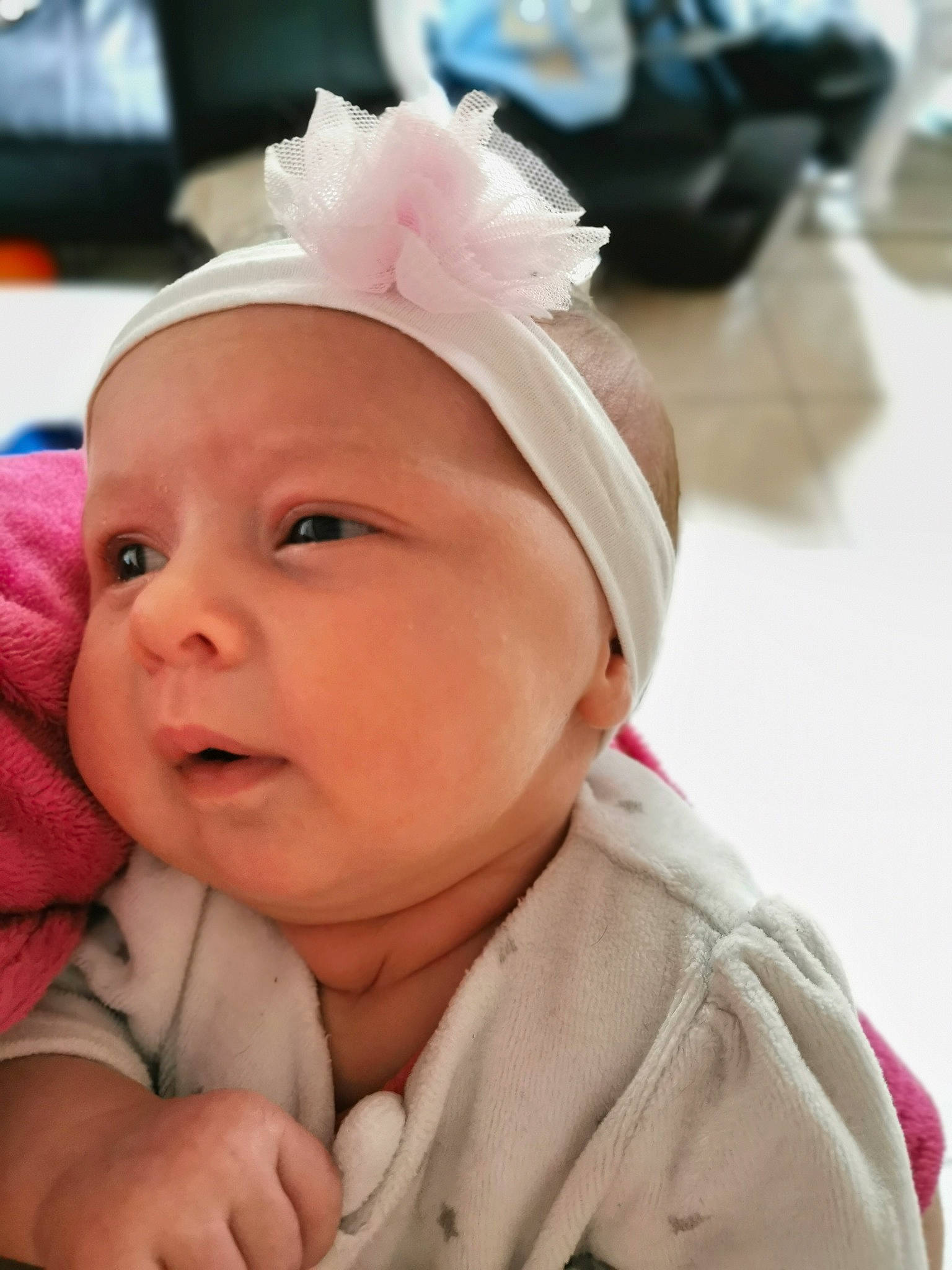 Eléna participe au concours pour gagner de l'argent avec cette photo : baby, cheek, child, ear, hair_accessory, headgear, headwear, nose, person, pink, toddler