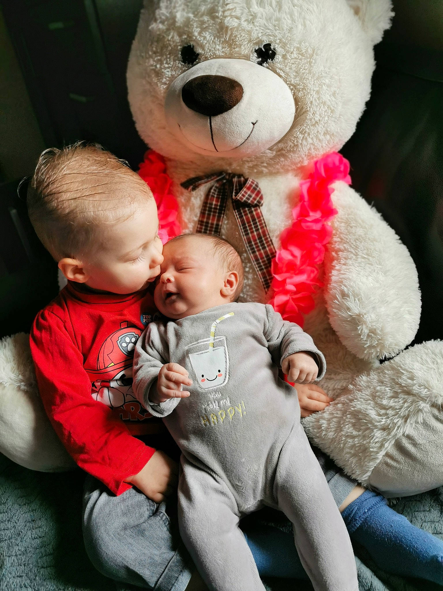 Eléna a rejoint le concours — aidez-le/la à gagner de superbes lots ! baby, cheek, child, happy, interaction, love, person, pink, red, smile, stuffed_toy, teddy_bear, toddler, toy