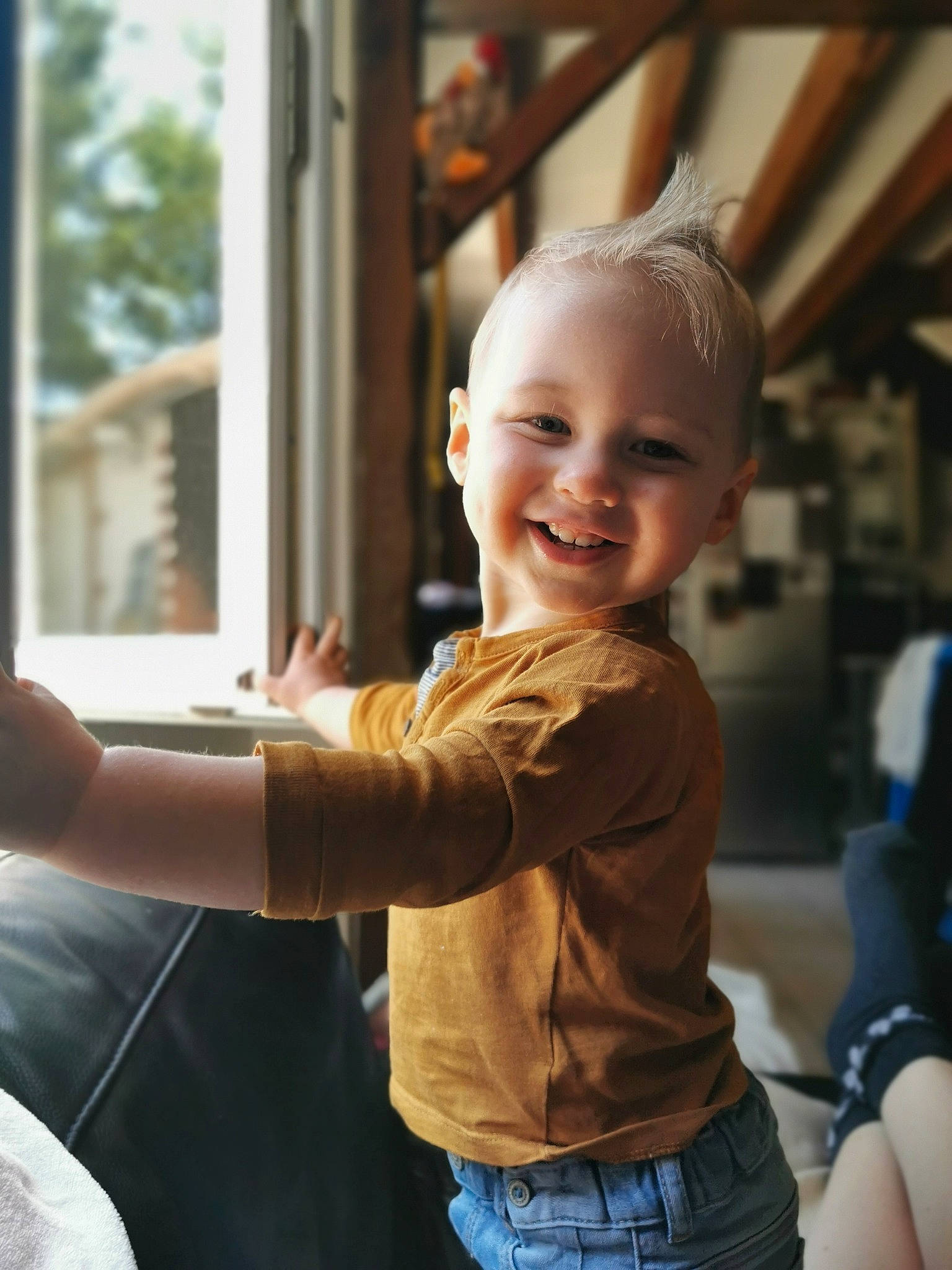 Kaïs participe au concours pour gagner de l'argent avec cette photo : arm, child, ear, finger, fun, gesture, hand, happy, joy, person, shoulder, smile, toddler, vacation