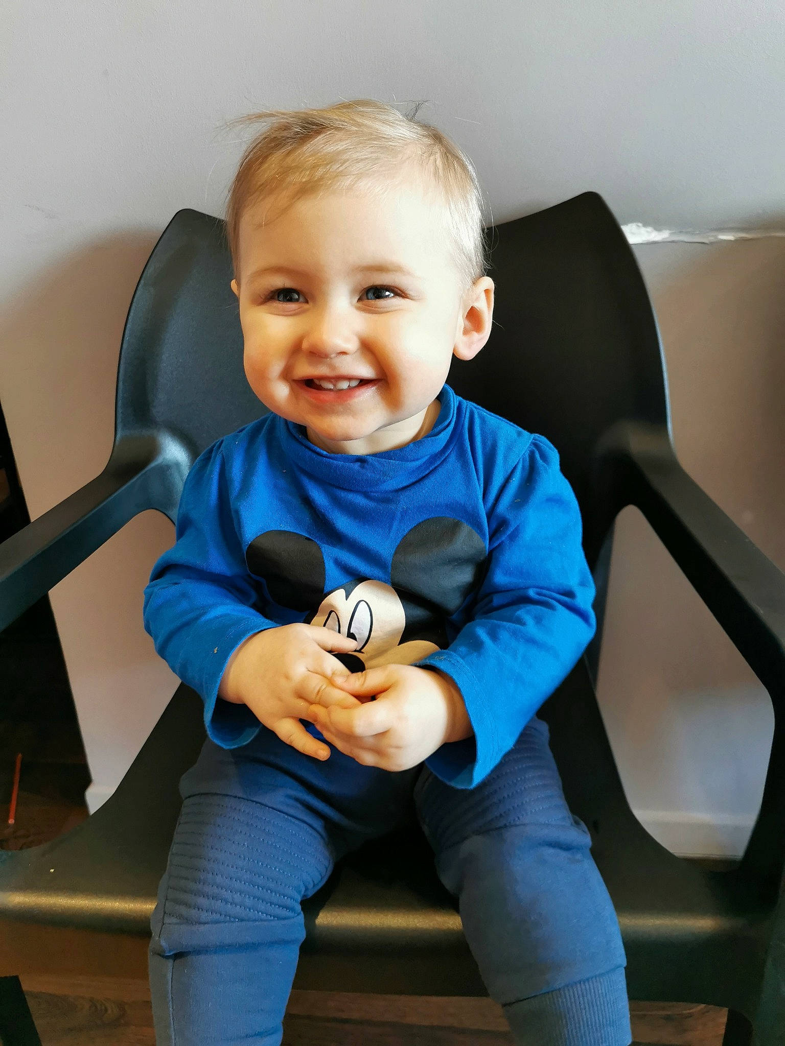 Kaïs participe au concours pour gagner de l'argent avec cette photo : baby, baby_products, child, joy, person, sitting, smile, toddler