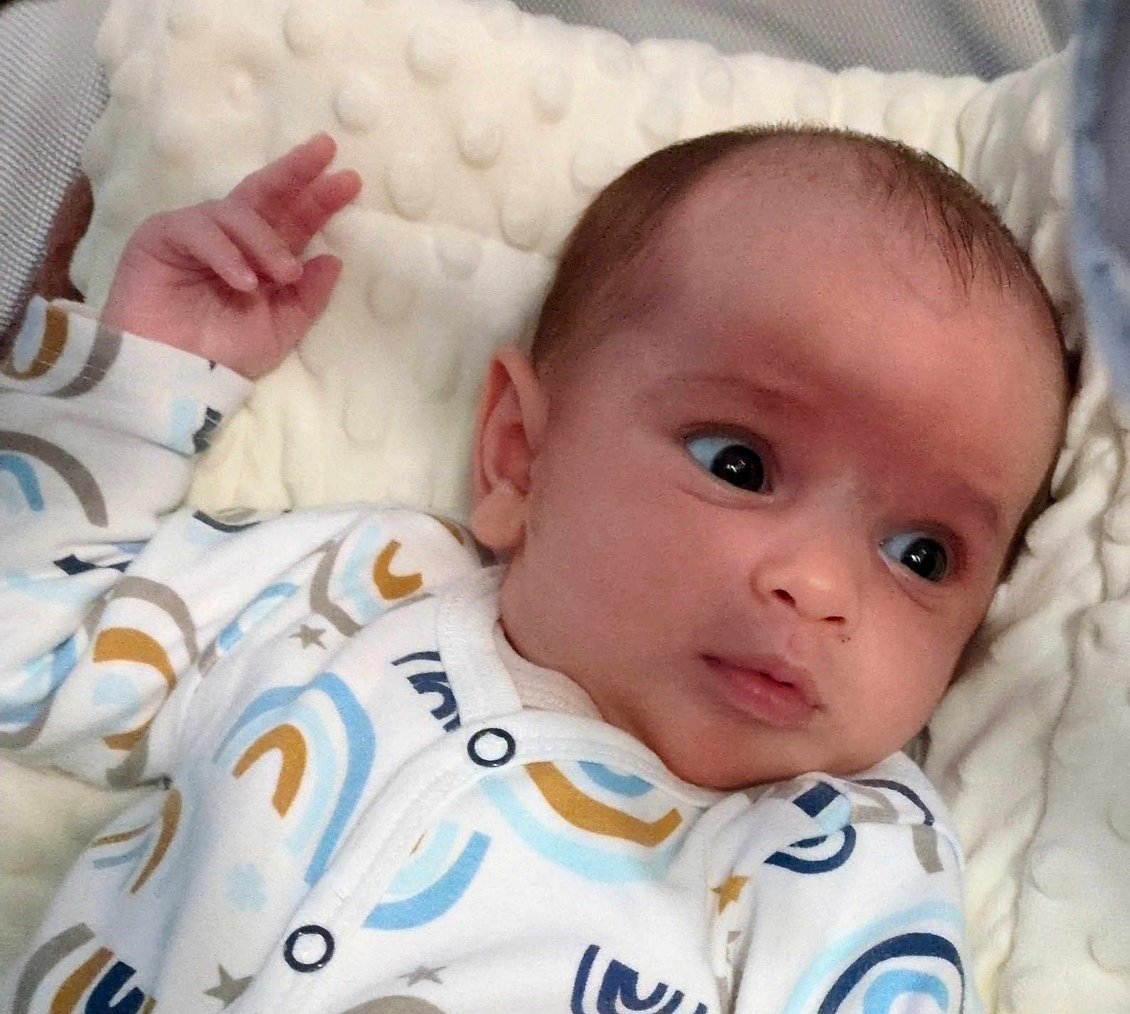 Kyan a rejoint le concours — aidez-le/la à gagner de superbes lots ! baby, infant, face, eyes, onesie, clothing, blanket, hand, skin, bed, lying_down, cute, child, newborn, portrait, expression, soft_texture, sleepwear, young, indoors