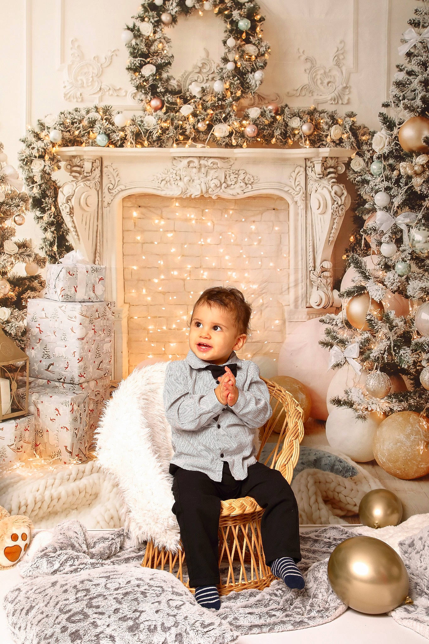 Elliott a rejoint le concours — aidez-le/la à gagner de superbes lots ! chair, child, christmas_decoration, decoration, event, flower_arranging, formal_wear, fur, happy, interior_design, ornament, peach, person, photograph, picture_frame, room, sitting, stock_photography, tradition, white