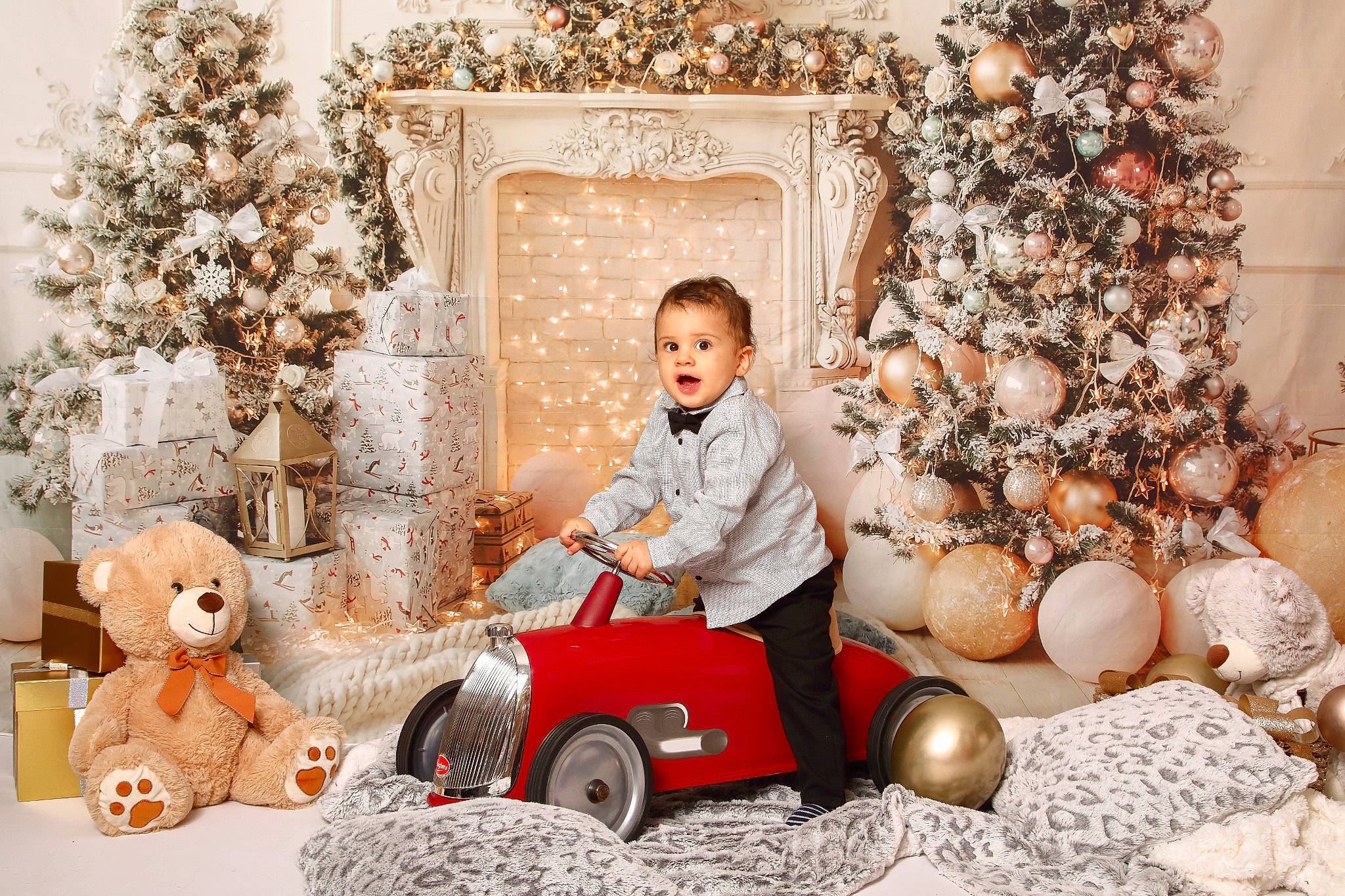 Elliott participe au concours pour gagner de l'argent avec cette photo : child, christmas, christmas_decoration, christmas_ornament, event, happy, mammal, orange, ornament, people, person, photograph, plant, snapshot, surprise, tire, toddler, toy, tree, vehicle