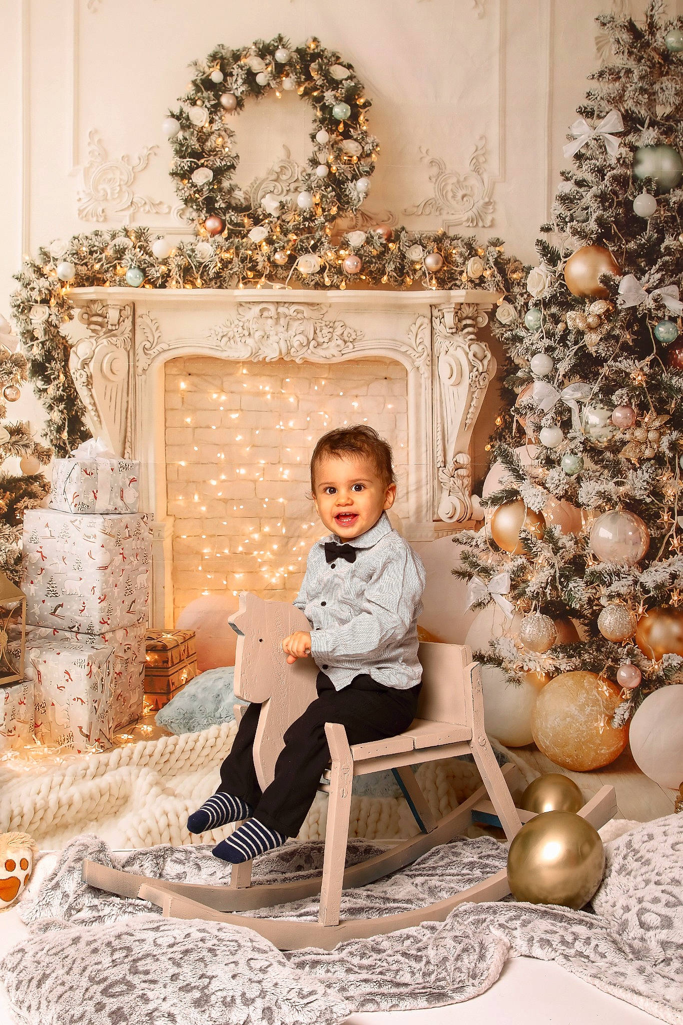 Elliott participe au concours pour gagner de l'argent avec cette photo : beauty, chair, christmas_decoration, christmas_tree, comfort, event, fashion, flash_photography, flooring, happy, joy, living_room, ornament, peach, people, person, photograph, sitting, snapshot, tree