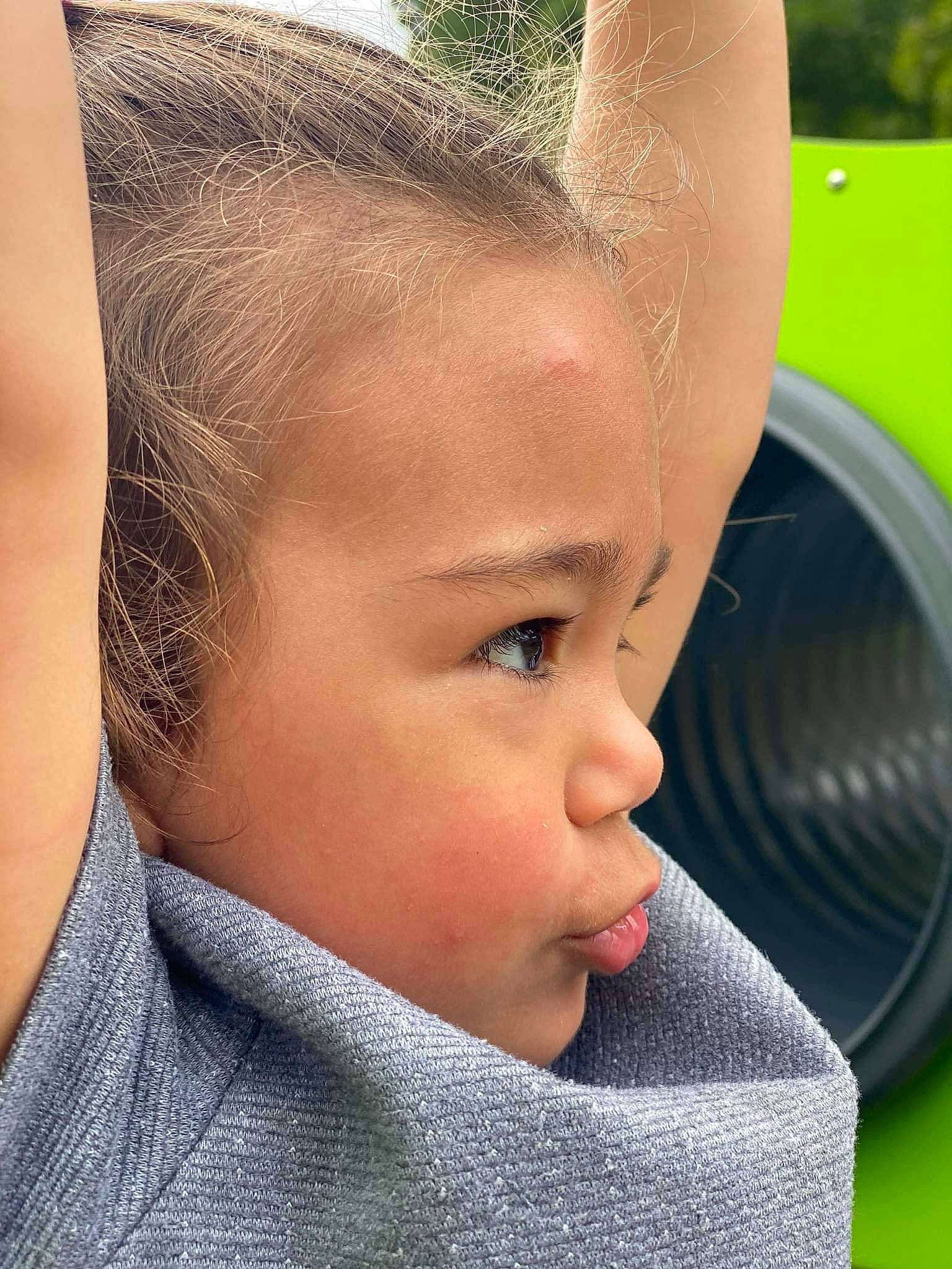 Jannah participe au concours pour gagner de l'argent avec cette photo : automotive_exterior, automotive_lighting, automotive_tire, baby, blond, bumper, ear, eyebrow, eyelash, fender, fun, grass, hairstyle, headgear, human_body, motor_vehicle, nose, person, skin, toddler