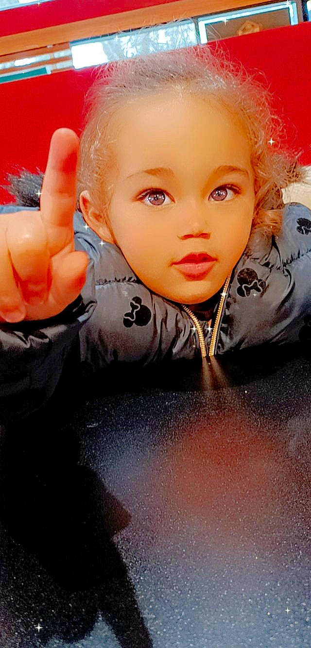 Jannah a rejoint le concours — aidez-le/la à gagner de superbes lots ! art, cheek, child, chin, eye, eyebrow, eyelash, flash_photography, forehead, gesture, happy, head, iris, lip, mouth, nose, person, skin, toddler, toy