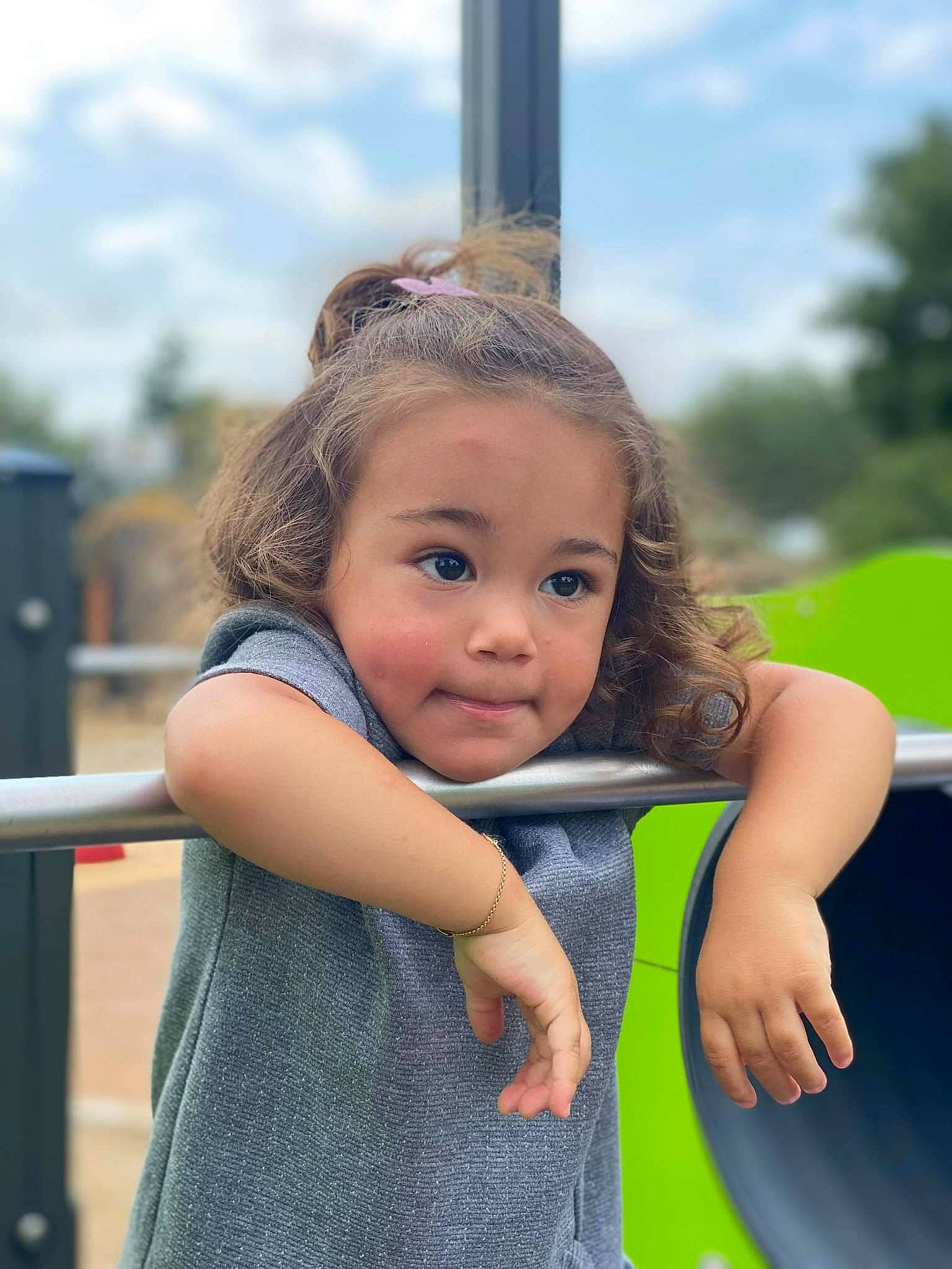 Jannah participe au concours pour gagner de l'argent avec cette photo : arm, chin, cool, daytime, face, facial_expression, grass, hand, happy, human_body, iris, leisure, lip, person, shoulder, skin, sky, standing, sunlight, toddler