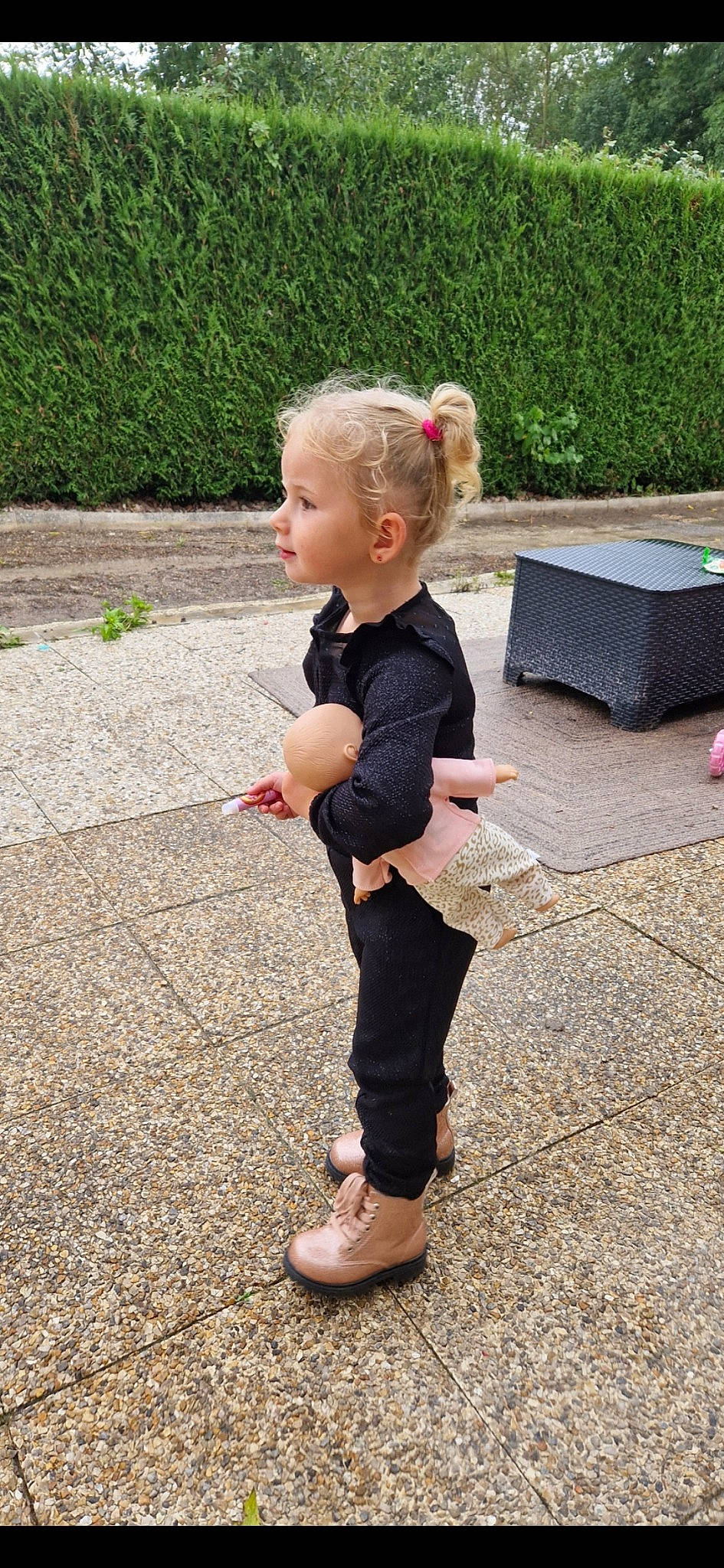 Mila participe au concours pour gagner de l'argent avec cette photo : asphalt, baby, child, denim, flip_flops, foot, fun, garden, grass, head, human_leg, leisure, person, plant, recreation, road_surface, sandal, sitting, soil, toddler