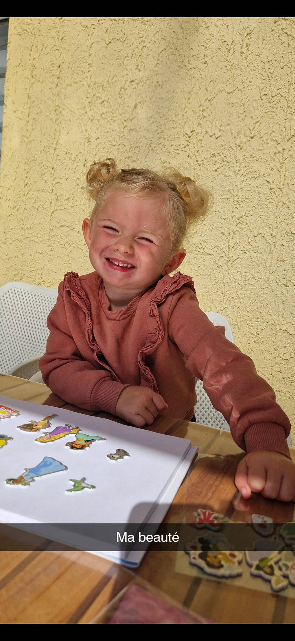 Mila participe au concours pour gagner de l'argent avec cette photo : adaptation, art, chair, child, desk, event, flooring, fun, happy, jacket, joy, office_supplies, person, play, room, sitting, smile, table, toddler, tree