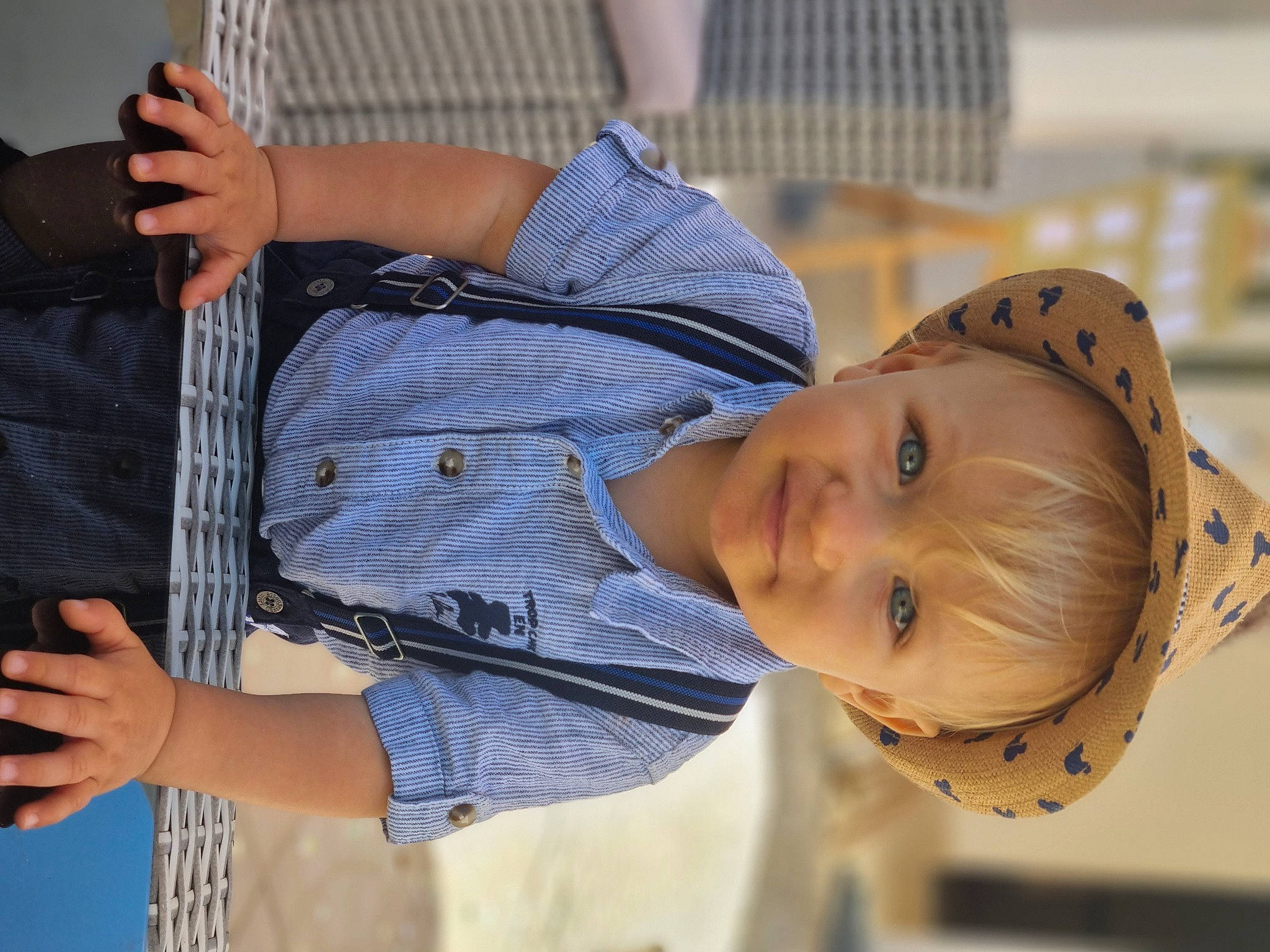 Jonathan a rejoint le concours — aidez-le/la à gagner de superbes lots ! baby, baby_toddler_clothing, bag, child, denim, elbow, fashion_accessory, fun, gesture, happy, hat, leisure, pattern, person, plaid, sitting, sleeve, tartan, toddler, tree